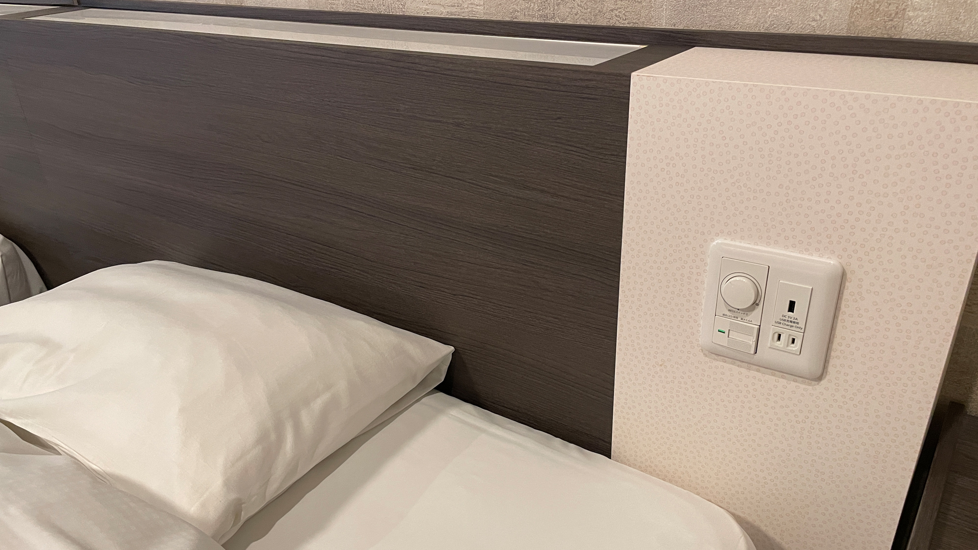 【和モダン】枕元にはUSBにも対応したコンセント。お休み中でもお手元で充電状況をチェックできます。