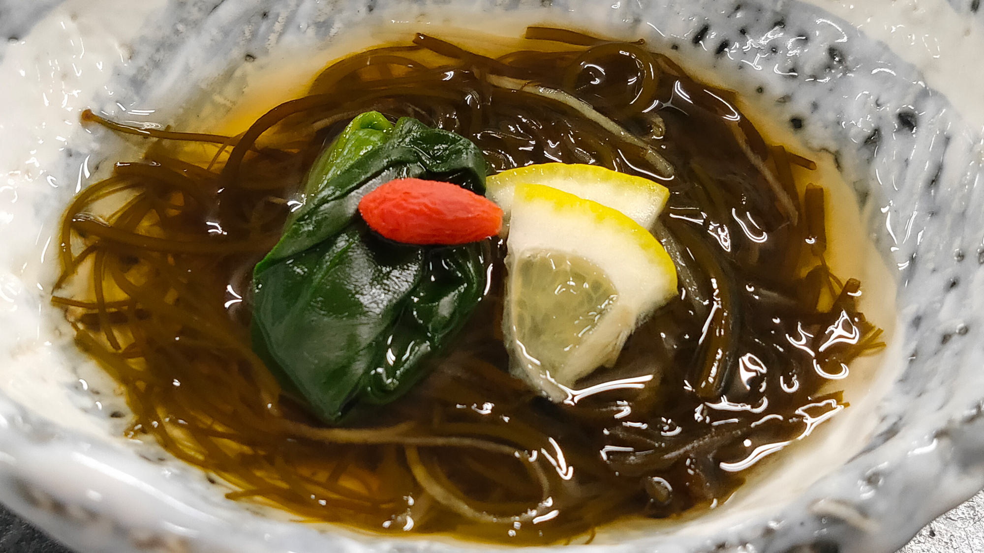 【5月から7月　別注文　岩モズク酢】一般的なモズクとは違い、シャキシャキとした歯ごたえが特徴です