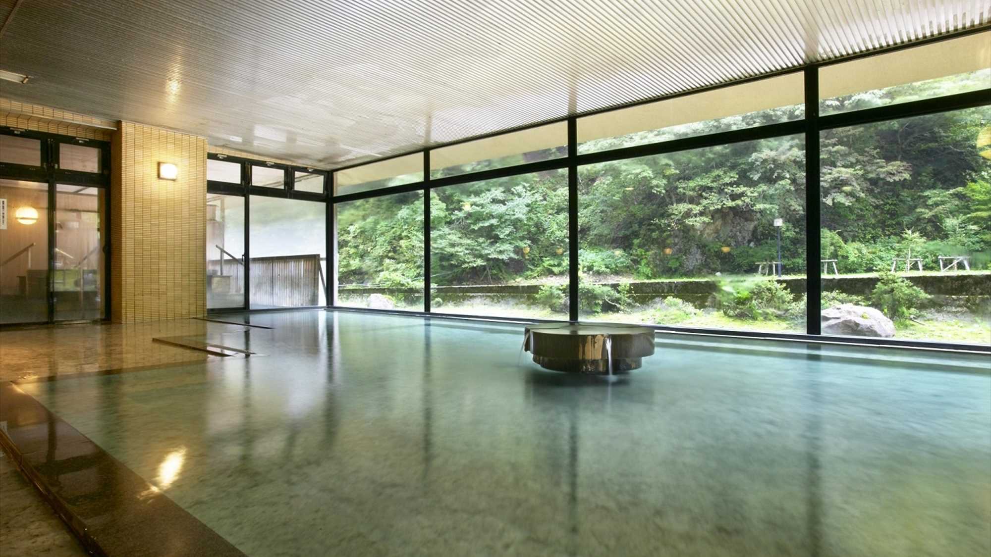 【５つのお湯めぐり　大浴場】サウナもある大浴場です。小川の清流や山々を眺めながらの湯浴みは格別です。