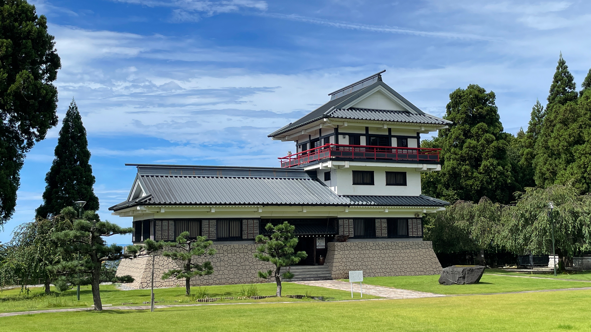 【舟見城址館】車で25分　現代風な城スタイルの資料館　天守閣からは黒部川扇状地や富山湾が一望できます