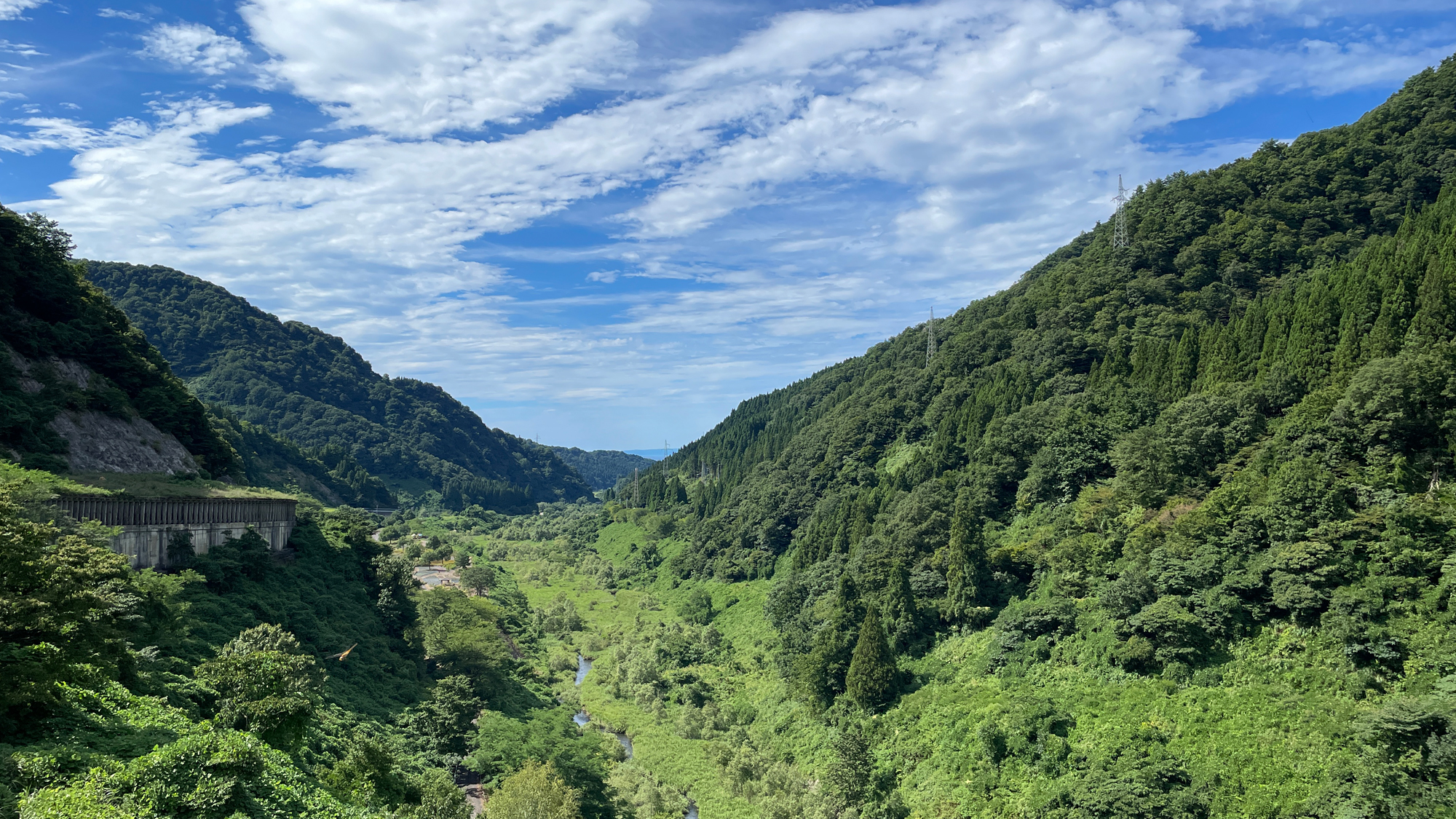 【見ごろは6月初旬～9月初旬】車で6分　「朝日小川ダム」　展望台には生命力溢れる山の香りが漂います