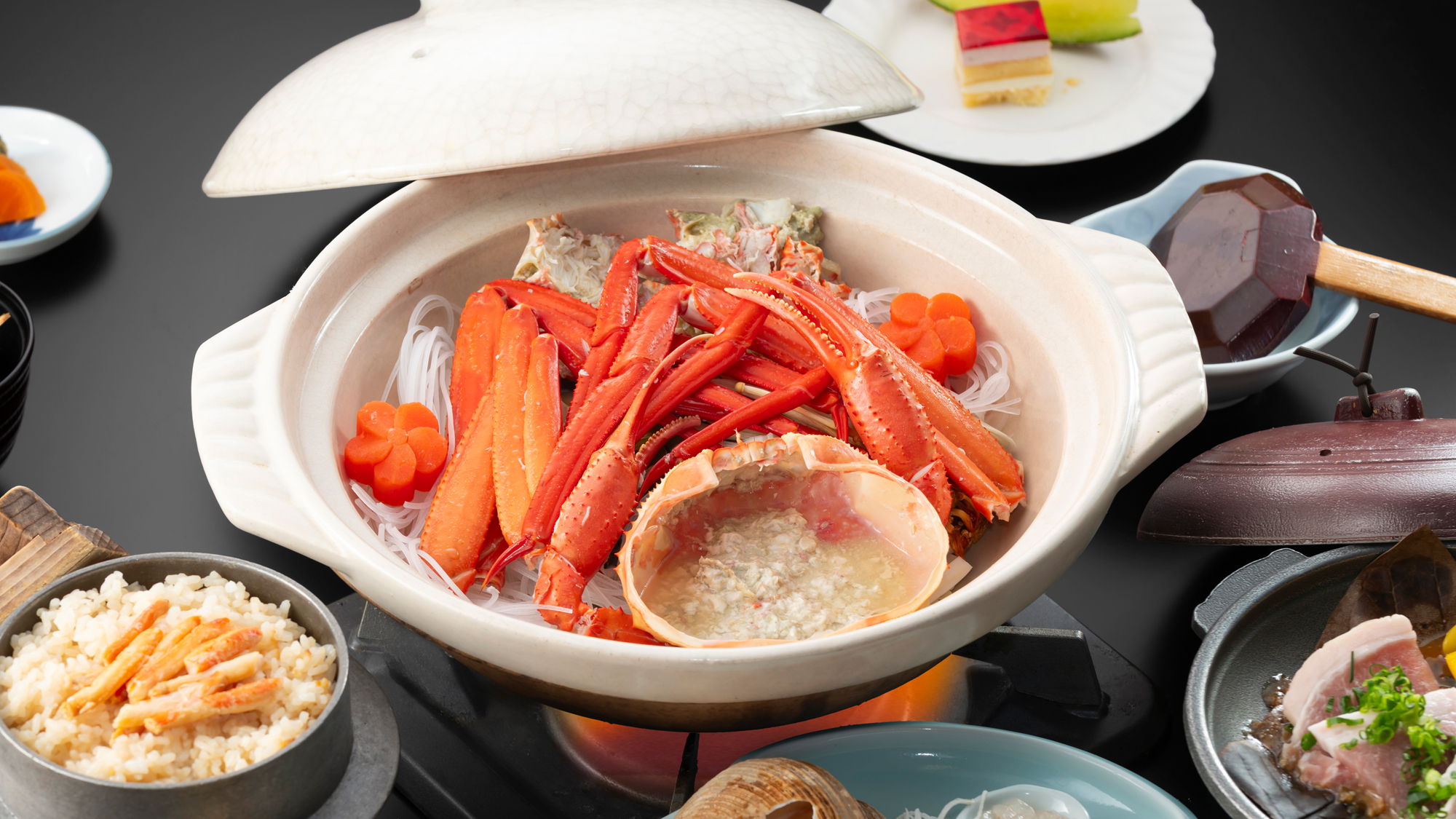 【紅ズワイガニ鍋膳】紅ズワイガニの身の旨味や カニミソの甘味を余すことなくご堪能いただけます