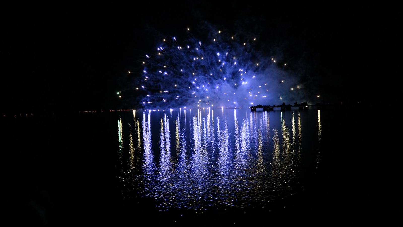 【一夜限定花火プラン】〜灯篭流しと夜空に咲く花火が湖面を彩る〜澄んだ空気を纏う夏の湖畔の特等席