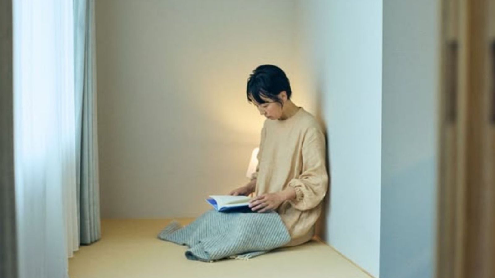 お部屋のおこもりスペースで、静かな読書のひとときを。
