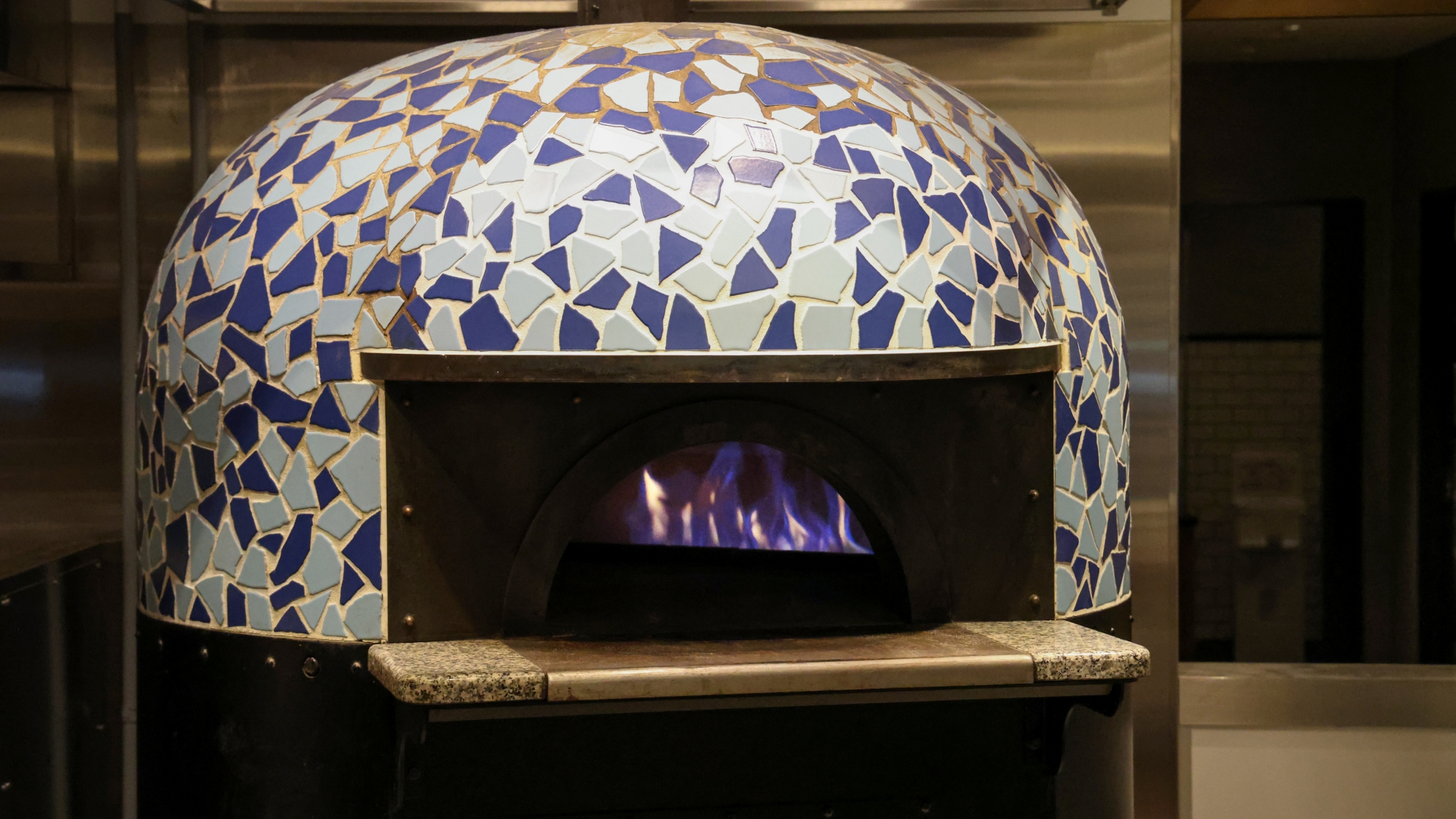 モザイクタイルが可愛いピザ窯で本格ピザを／pizza oven