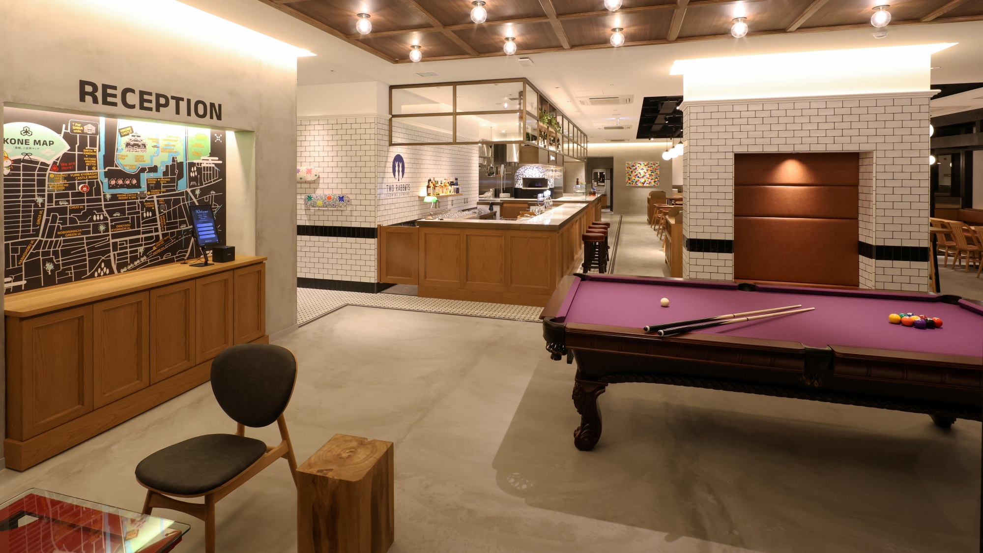 受付手前はフリースペース／Free space in front of the reception