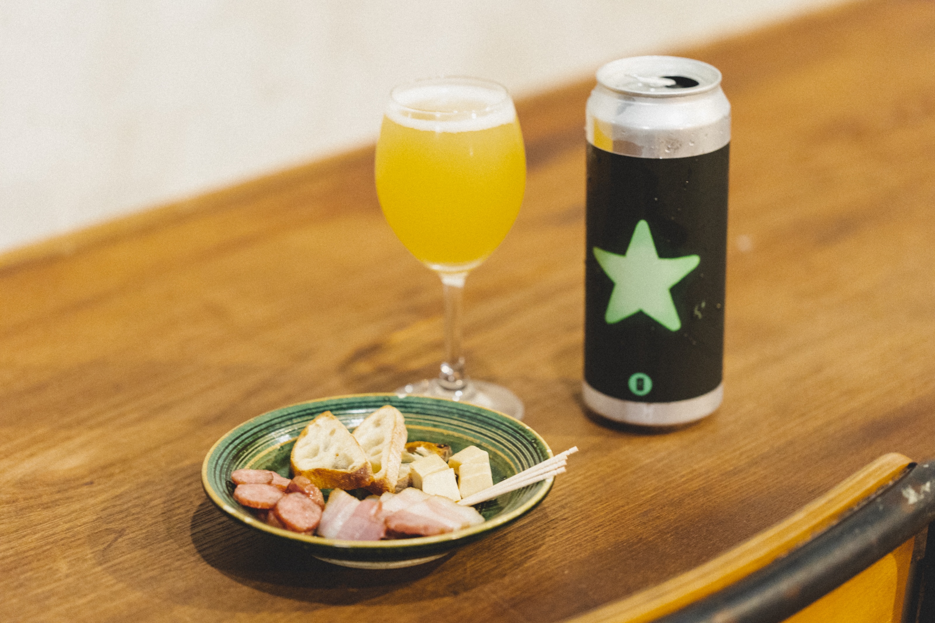 クラフトビールと地元豚の燻製