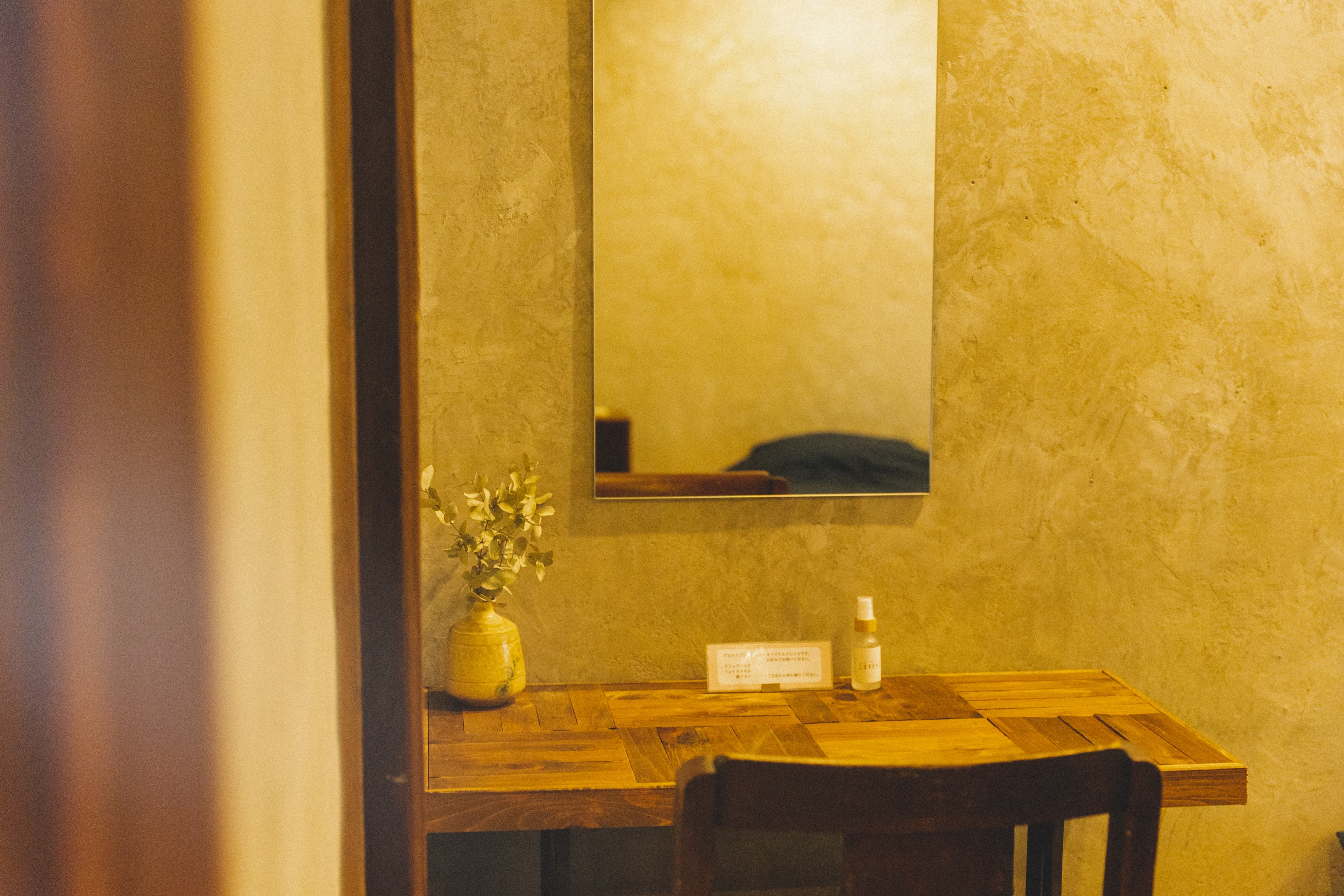 4名個室内の作業机。ソファも別に備えています。