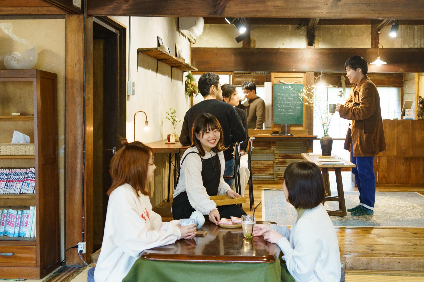 カフェ（月火水木：15時〜21時、金土日：13時〜21時）