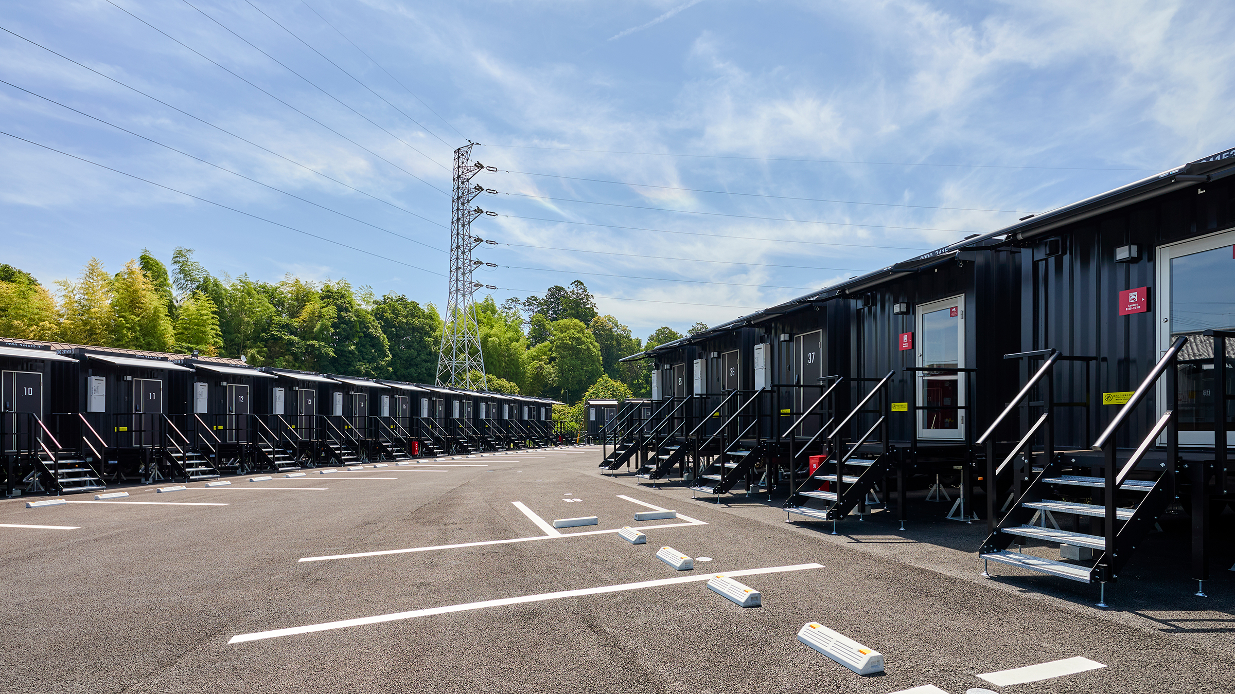 夜でも明るく安心！防犯カメラを複数設置しセキュリティ対策もバッチリ！日差しや雨を遮るオーニングを完備。