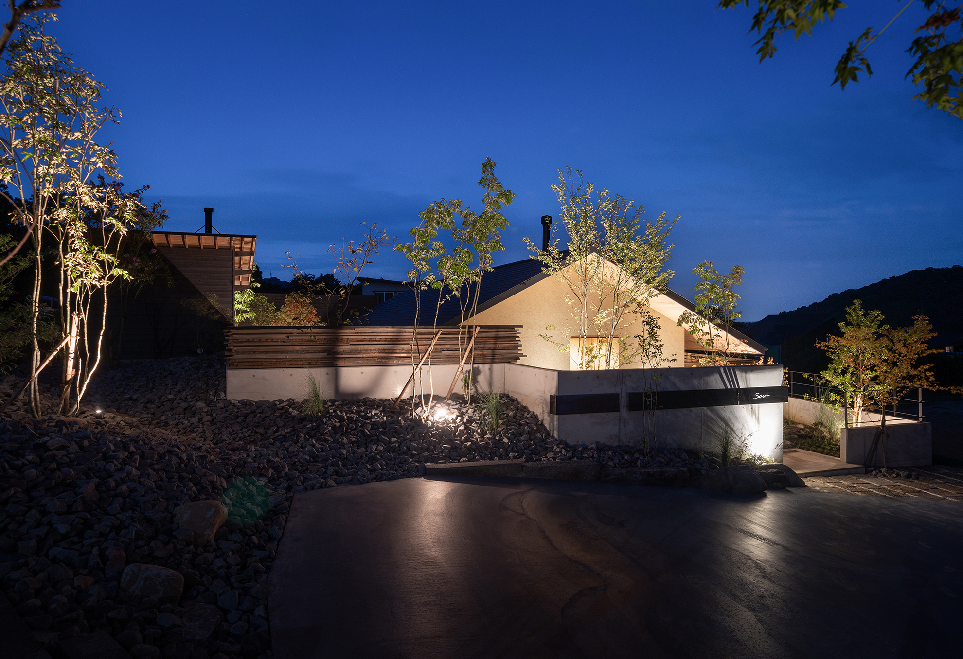 野花の香り、そして月の光 といった、普段の生活では忘れがちな自然の音や香りに気づかせてくれます。