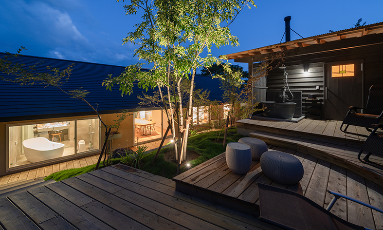 薪サウナ小屋外観2　屋外のデッキで、火照った体を整えてください。