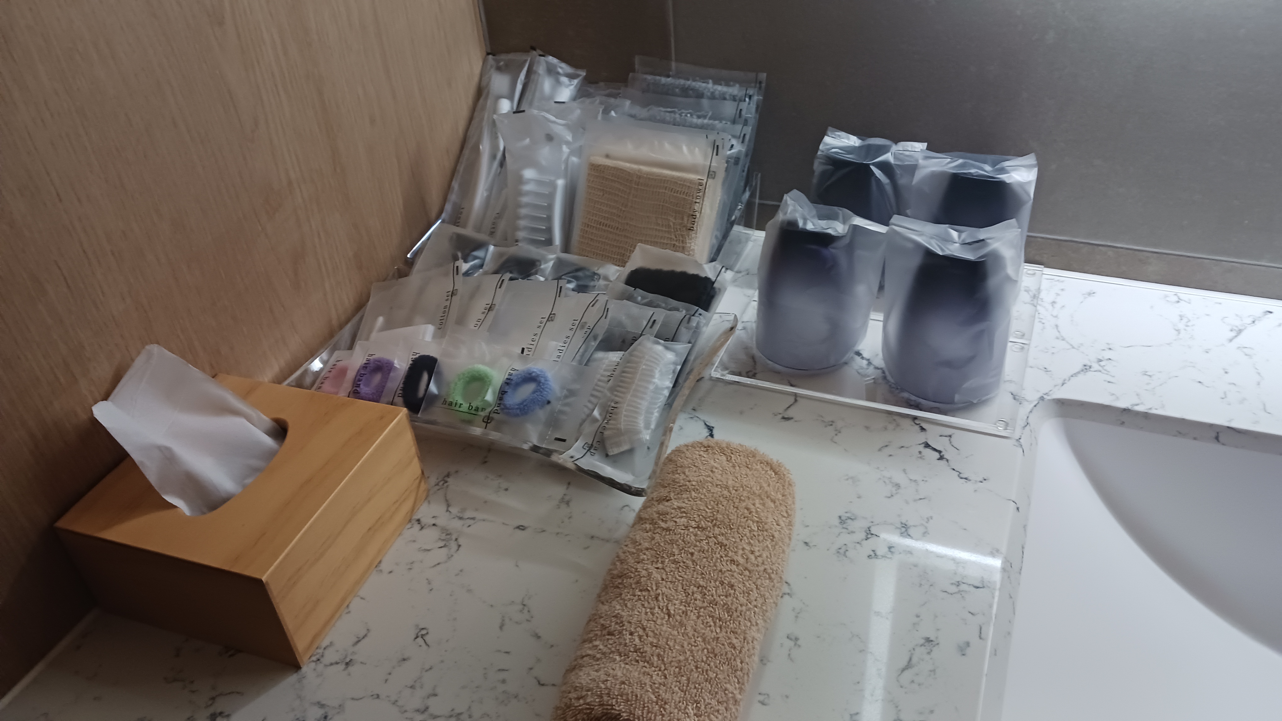 歯ブラシ・ウォシュタオル・ヘアーブラシ・カミソリ・シャワーキャップ・ヘアーゴム揃っています。