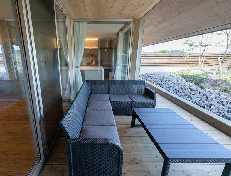 ウッドデッキ　周囲を気にすることなくプライベート空間で寛ぎの時間と空間を体感していただけます。