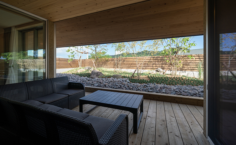 ウッドデッキ2　自然に包まれた場所でのお食事等もお楽しみいただけます。