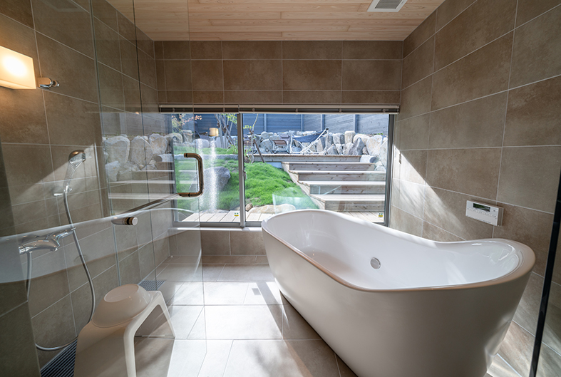 風呂　湯舟に浸かりながら庭やサウナ周辺も一望できます。