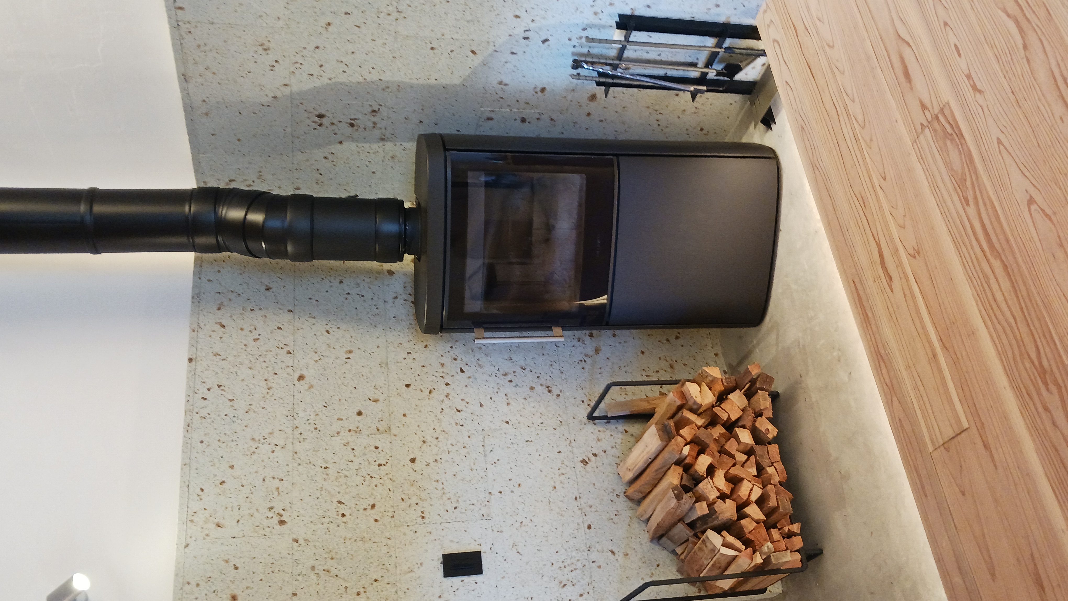 薪ストーブ　リビングに設置してあります。暖かい空気に包まれてください。