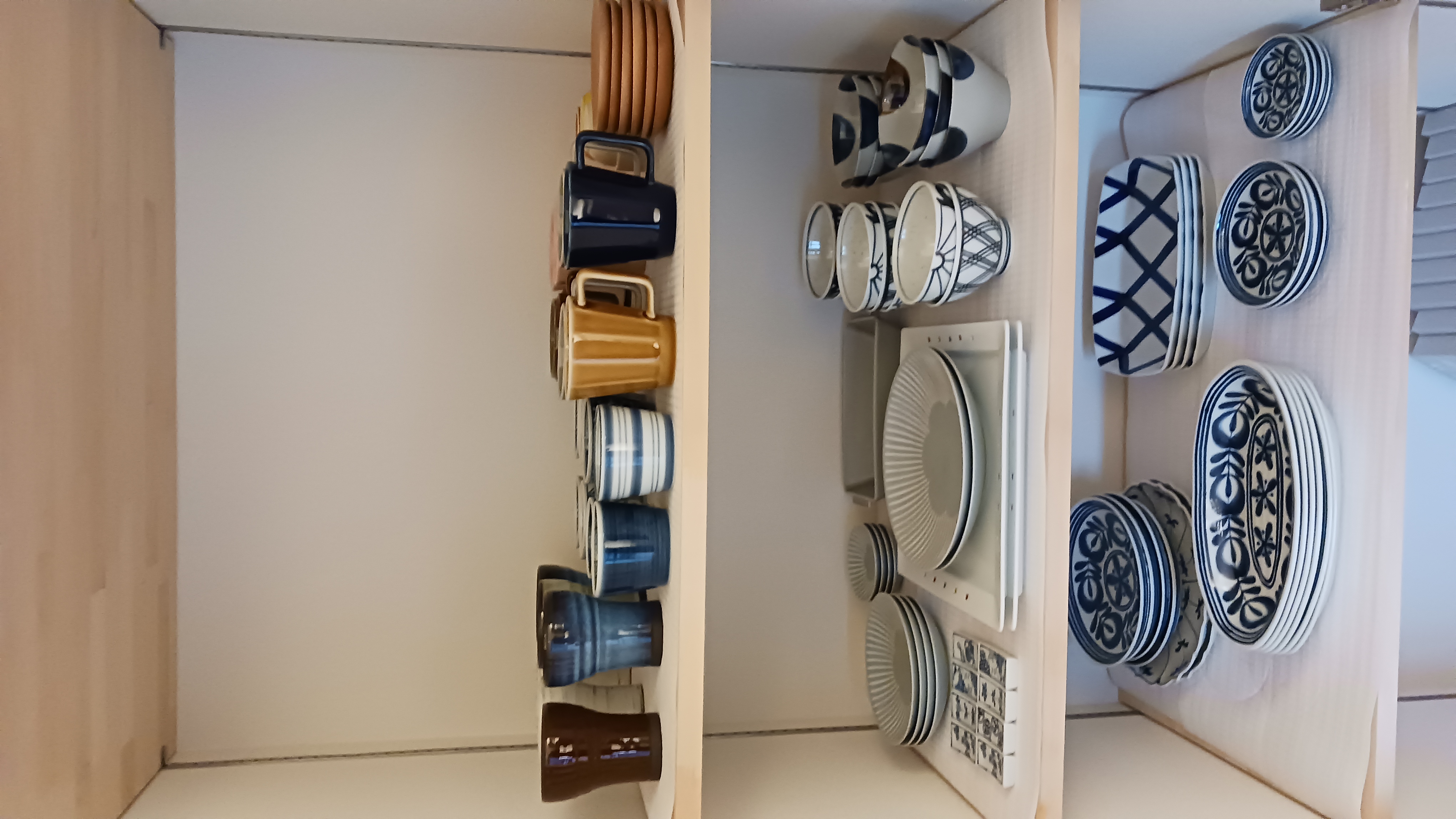 食器棚　用途に合わせた、様々な食器をご用意しております