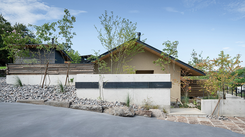 施設正面に2台駐車可能　隣接する駐車場完備