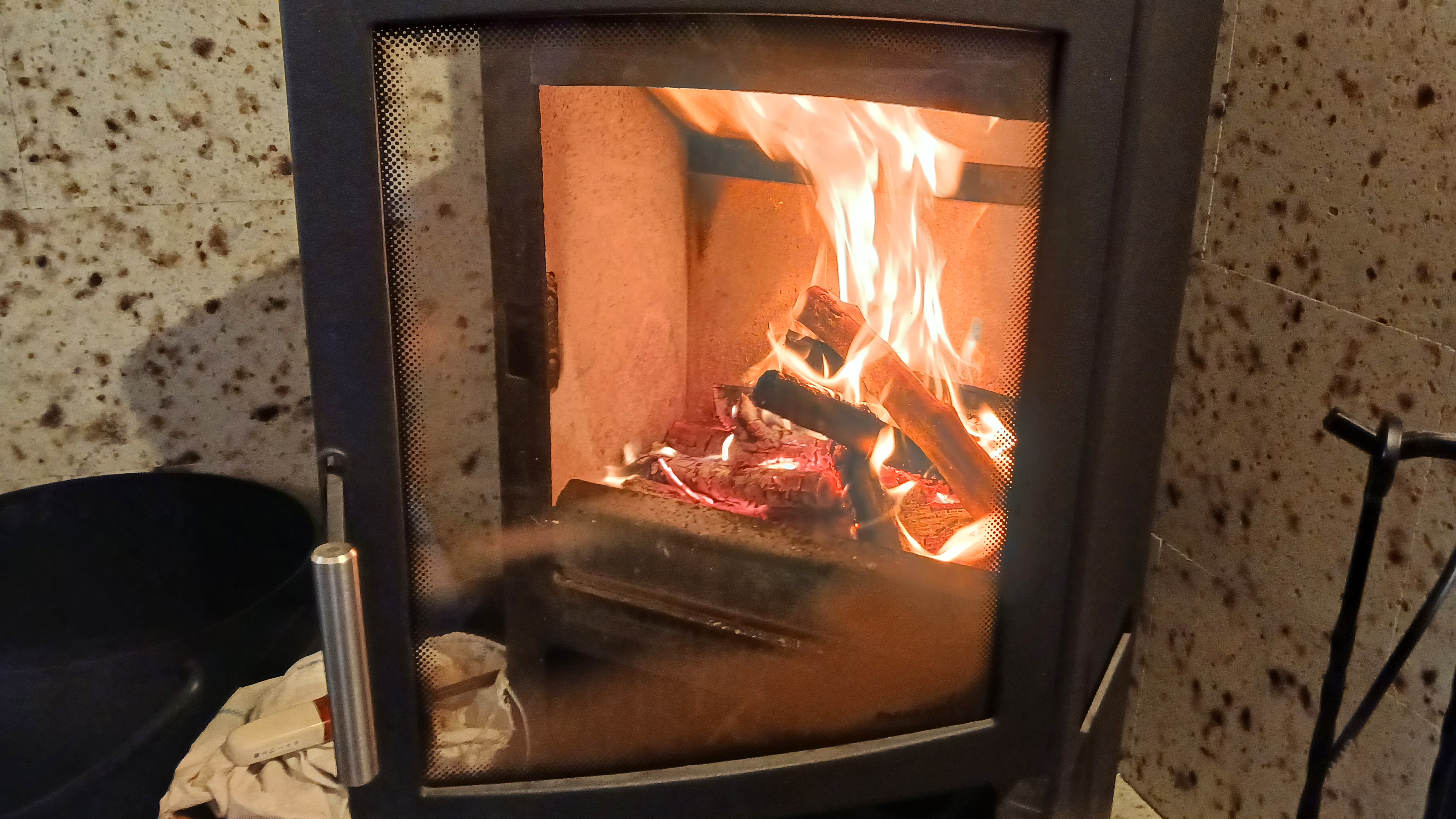 薪ストーブ　薪が燃える際の炎の揺らめきを体感してください。