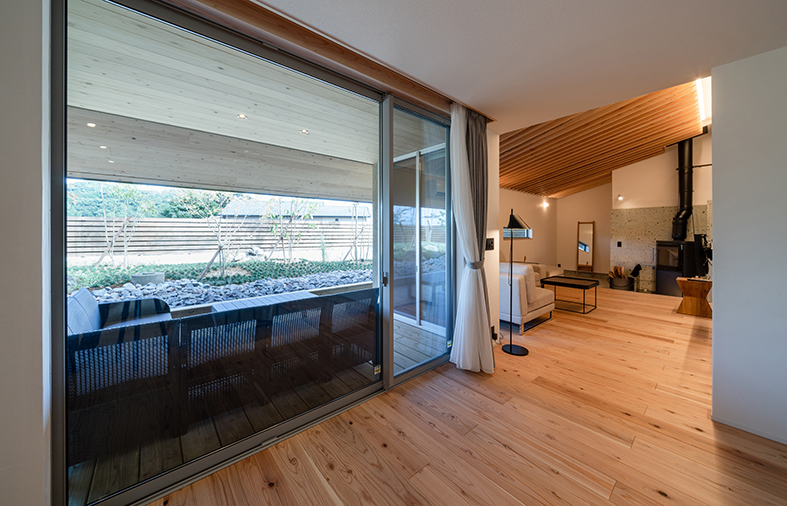 大きな屋根に覆われていて、自然素材をふんだんに使用した建物です。