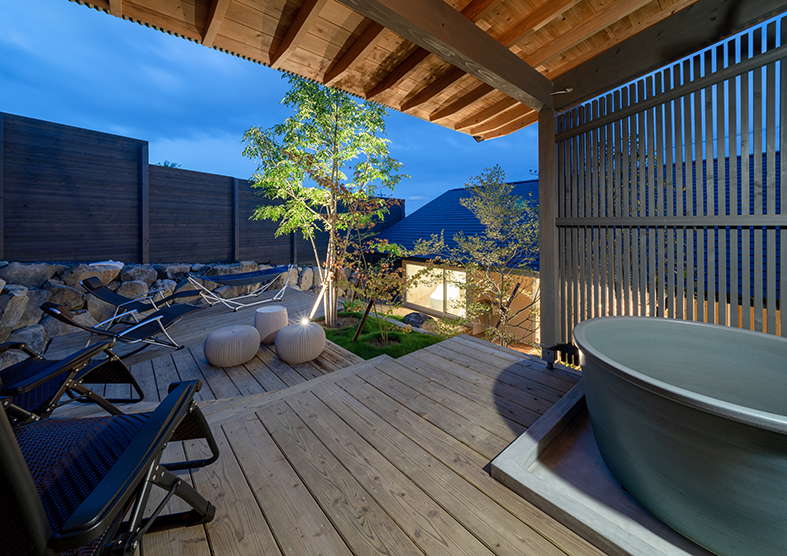 薪サウナ小屋外観　薪サウナ小屋正面には水風呂やシャワーも完備しております。