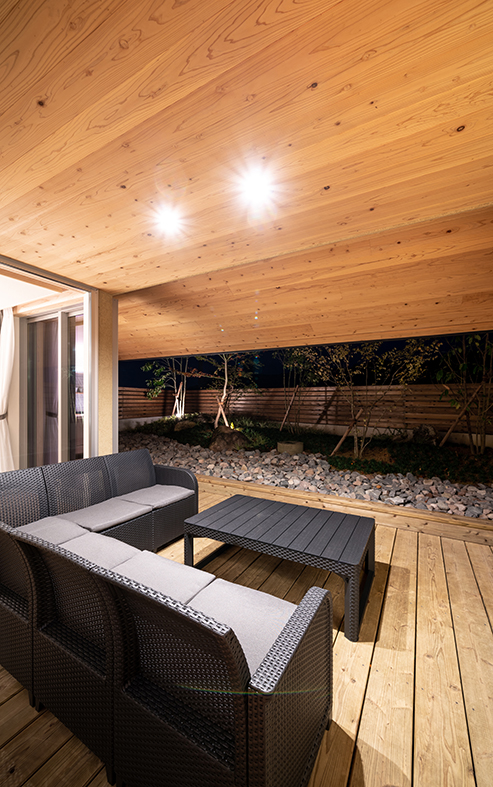 ウッドデッキ3　夜はお昼と違った風景を楽しめます。