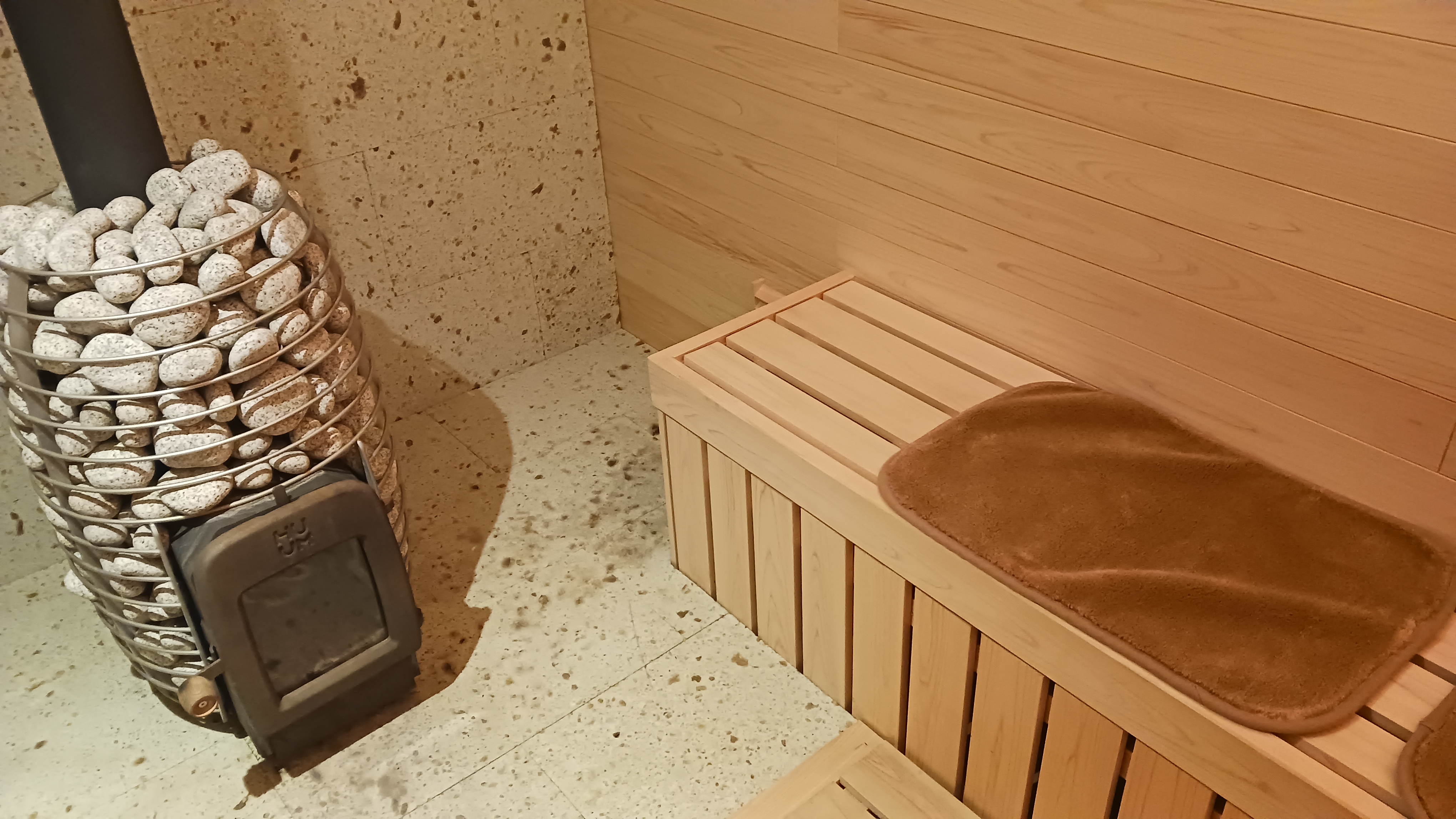 薪サウナ小屋　檜に包まれたサウナでロウリュウをお楽しみください。