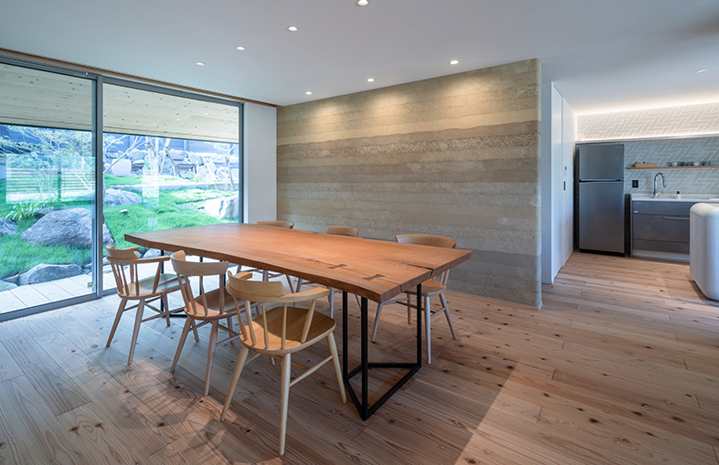 見上げる庭のあるダイニングでは、食事をしたり団欒の時間を楽しめます。