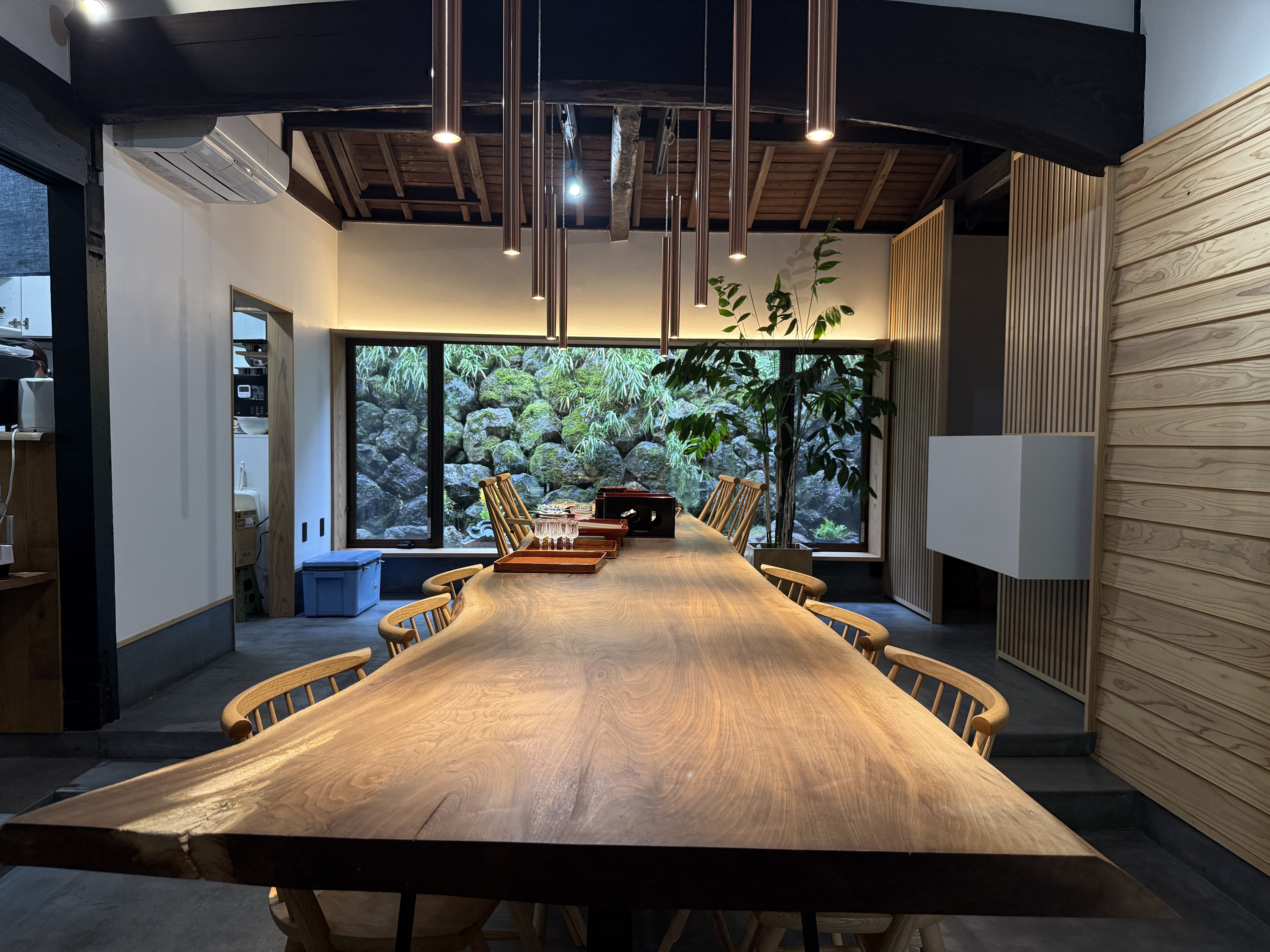 Main Lounge1　ゲストを招いて大人数での食事も可能です。（隣にはキッチンもあります）