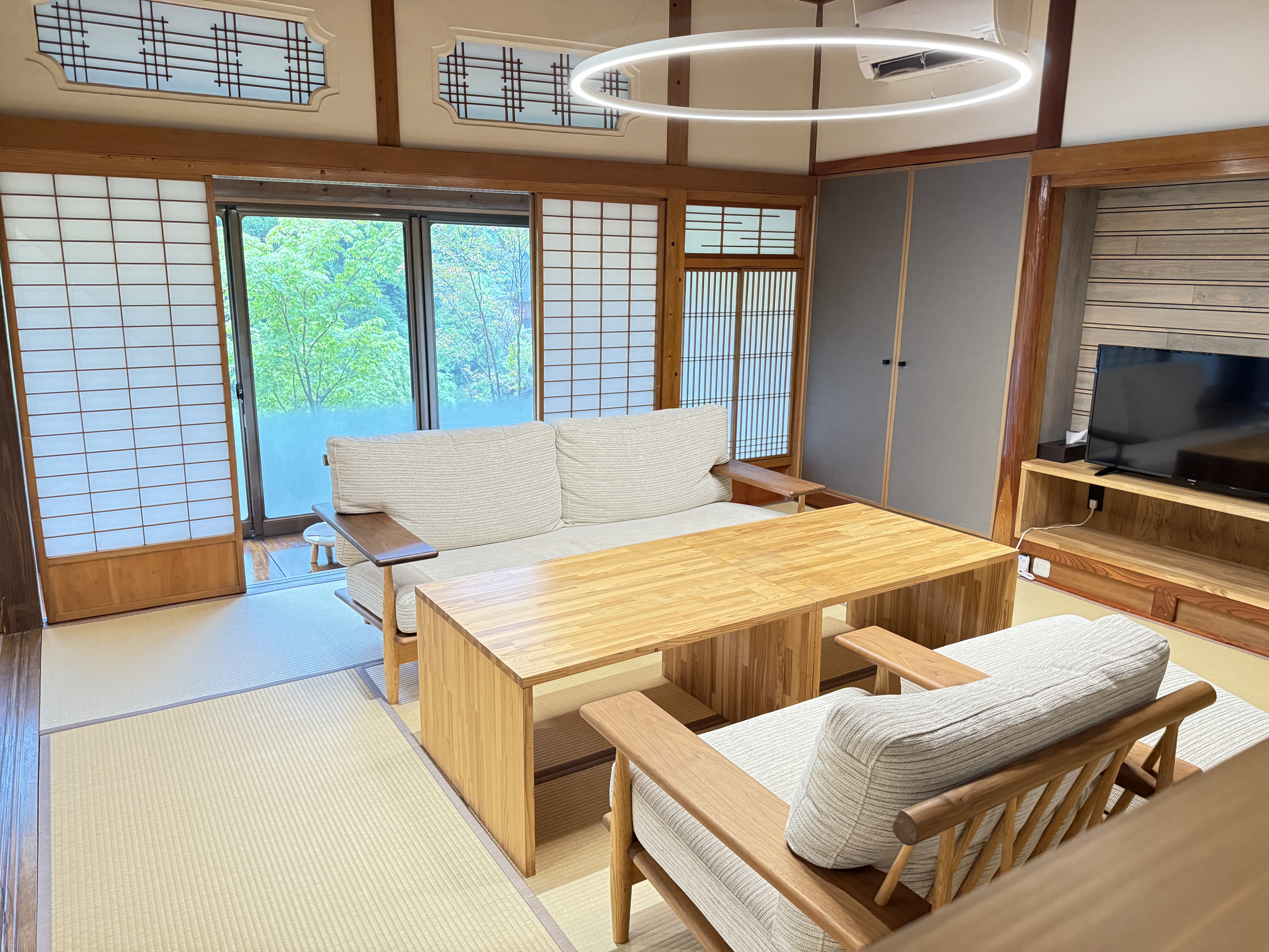 work Room2（和室）大きな窓から自然光が差し込む落ち着いた空間です。