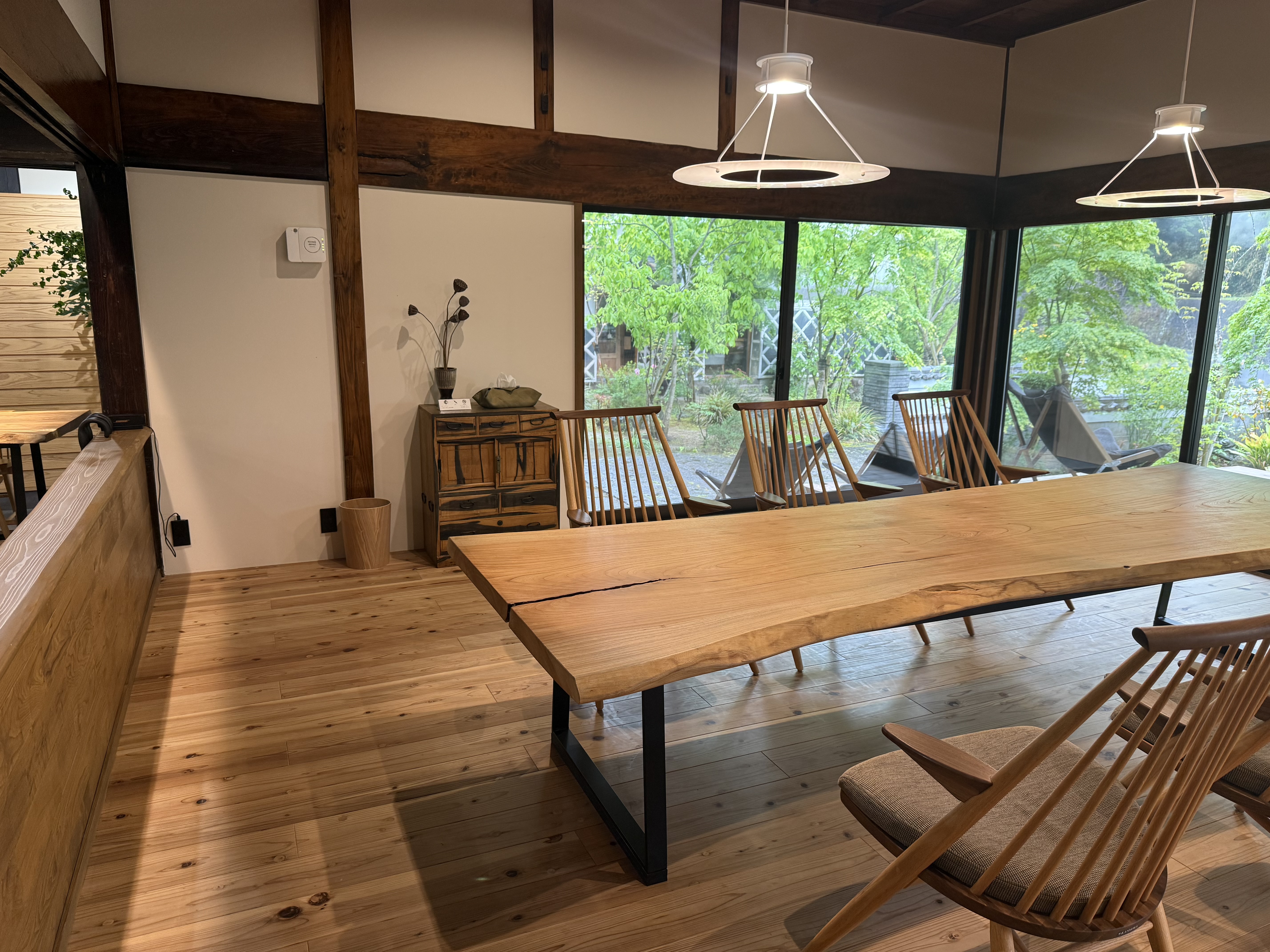 work Room6　和室と違ったモダンな雰囲気。窓からは、蔵やバルコニーの様子が一望できます。