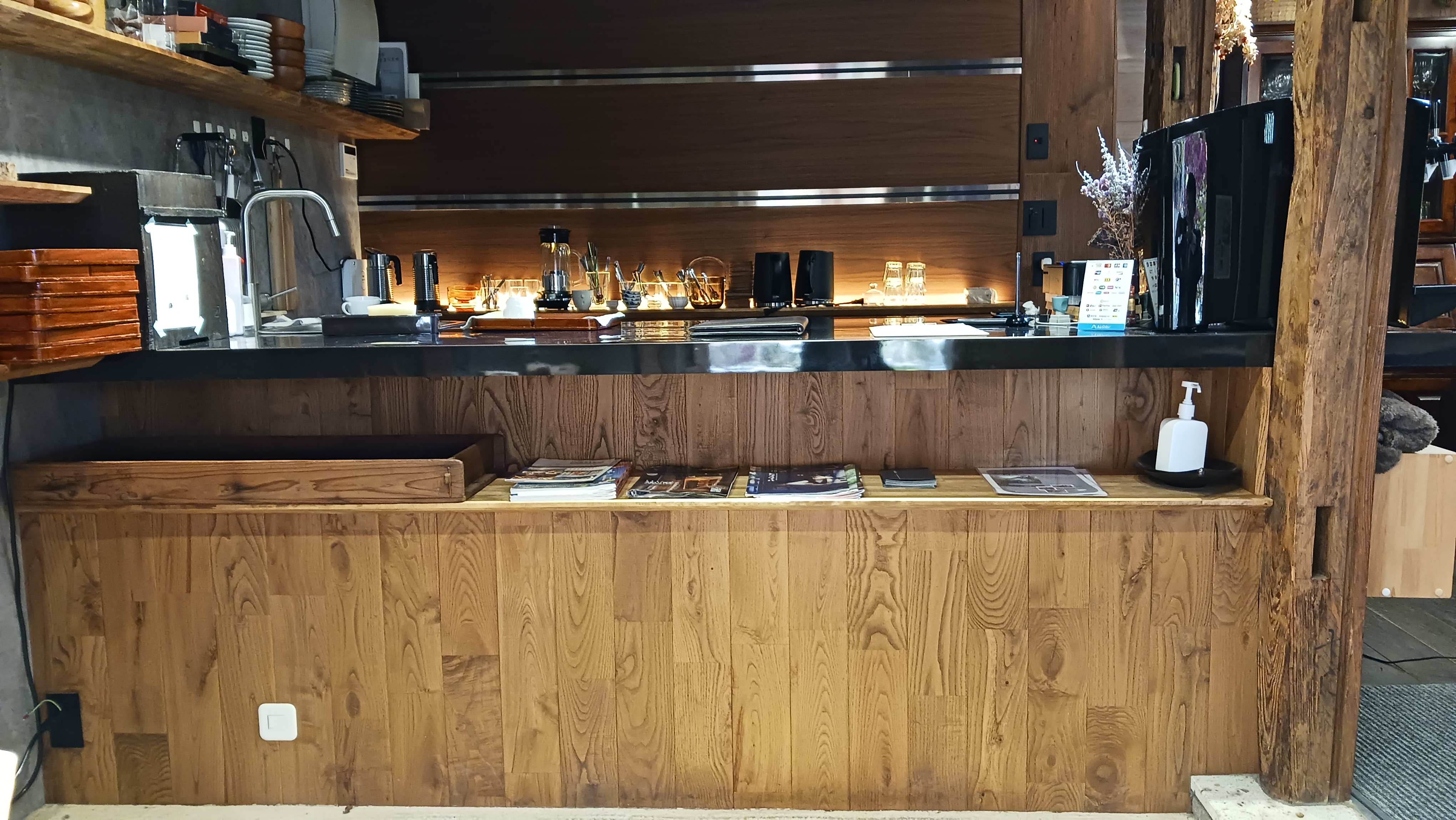 蔵　内装1　入口正面の小洒落た雰囲気のカウンターです。