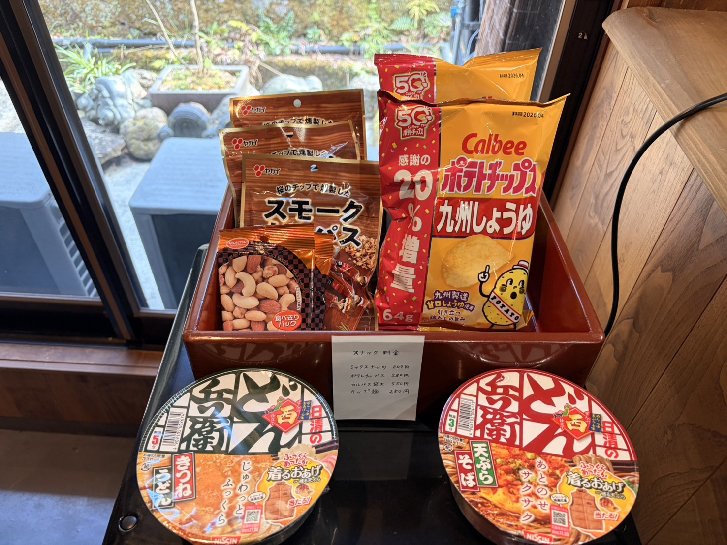 軽食　カップ麺やおつまみの軽食もご用意しております。