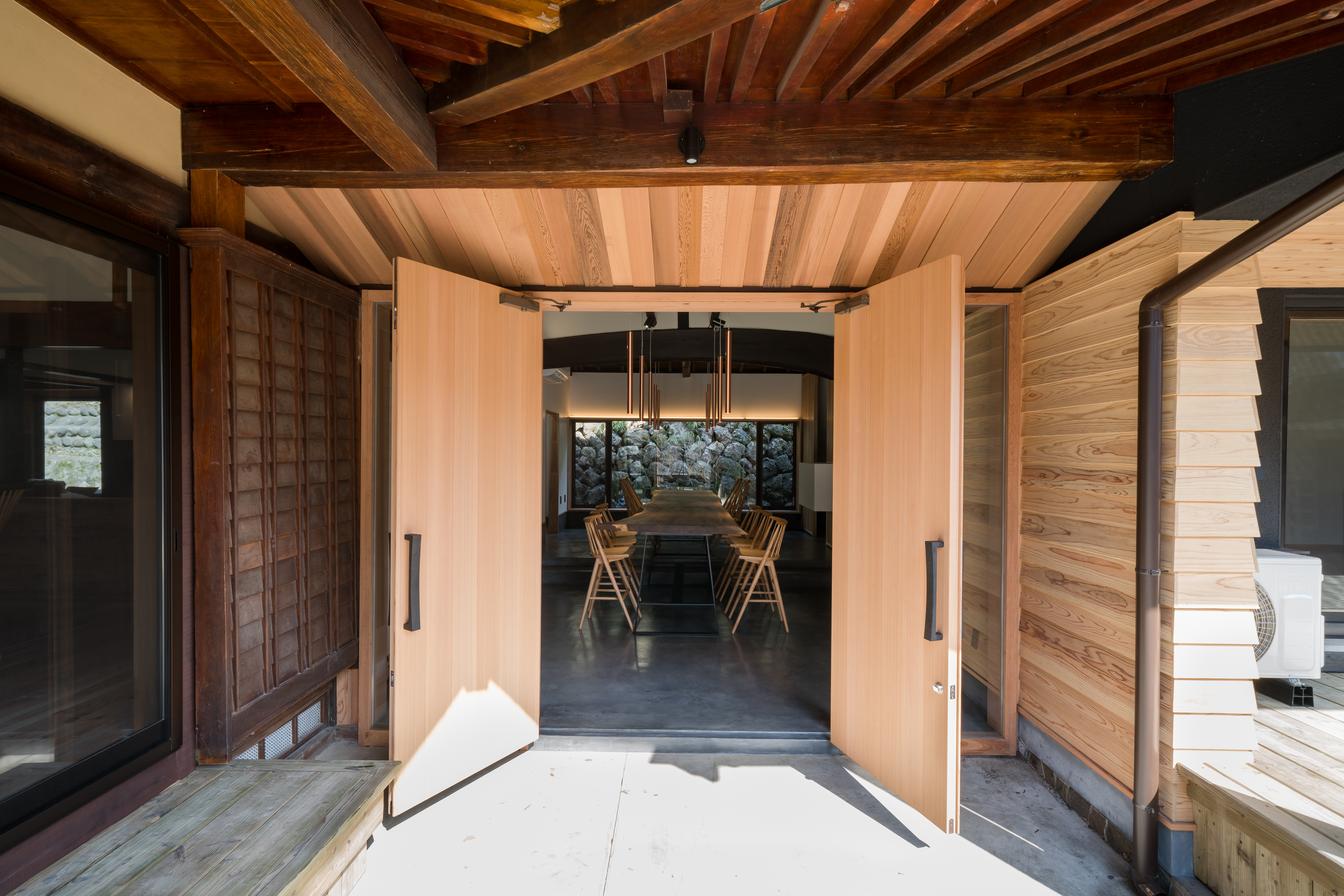 エントランス　中に入ると古民家とは思えない広々としたダイニングがございます。