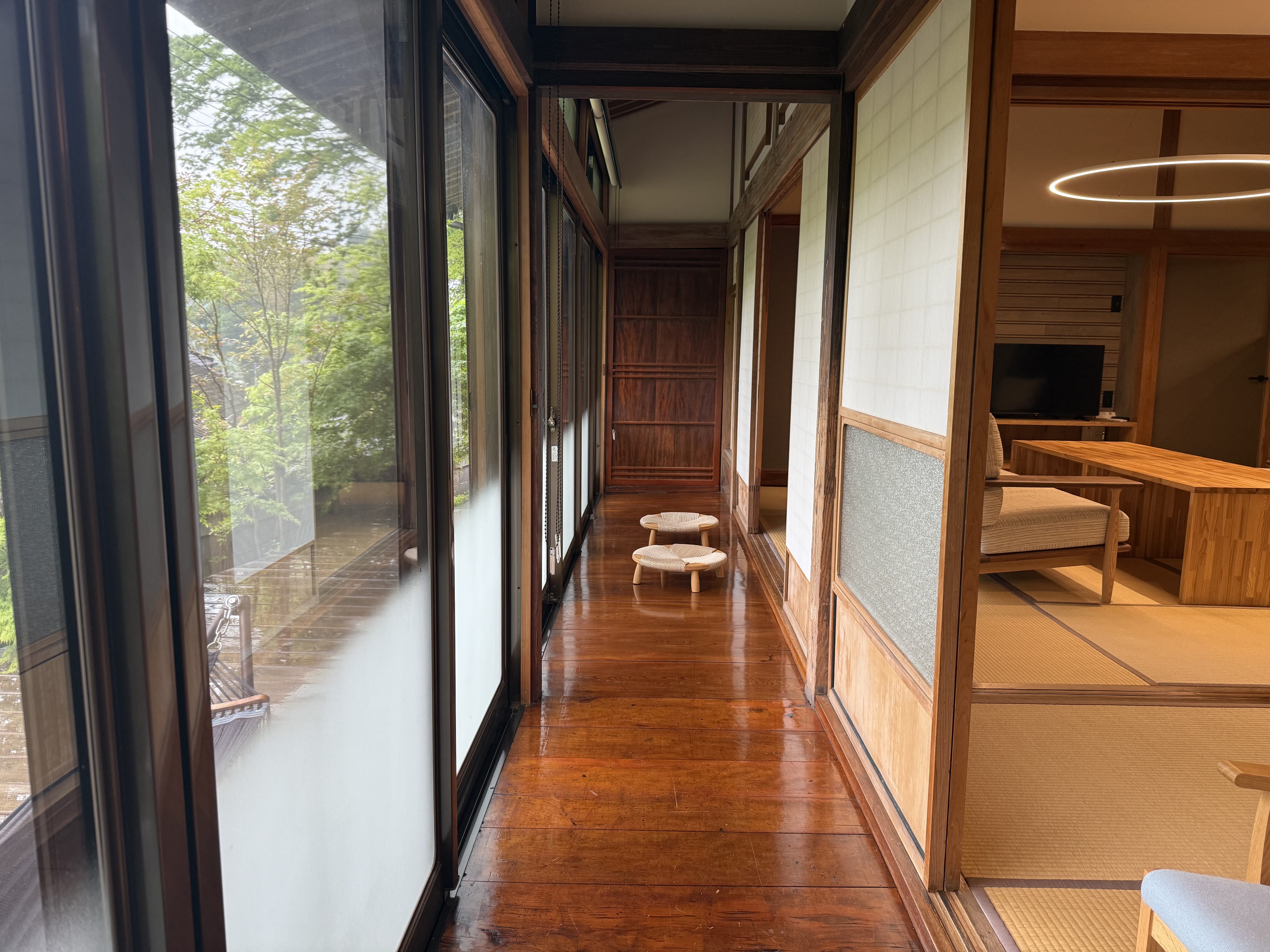 縁側　古民家ならではの落ち着いた雰囲気をそのままに残してあります。