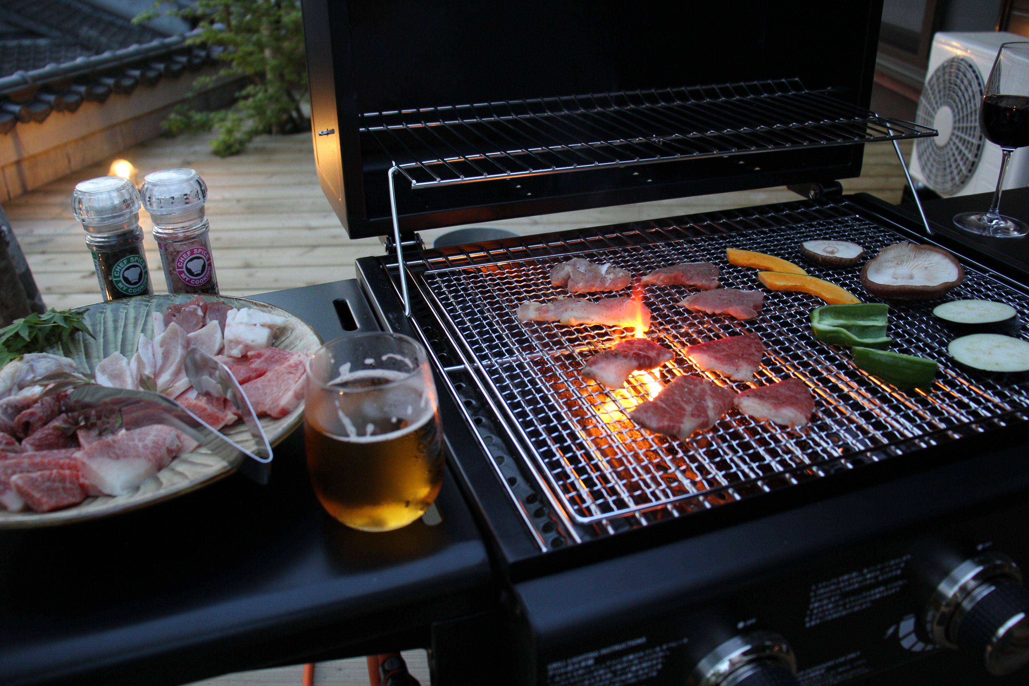 広々としたウッドデッキでは、バーベキューや焚き火を楽しむこともできます。