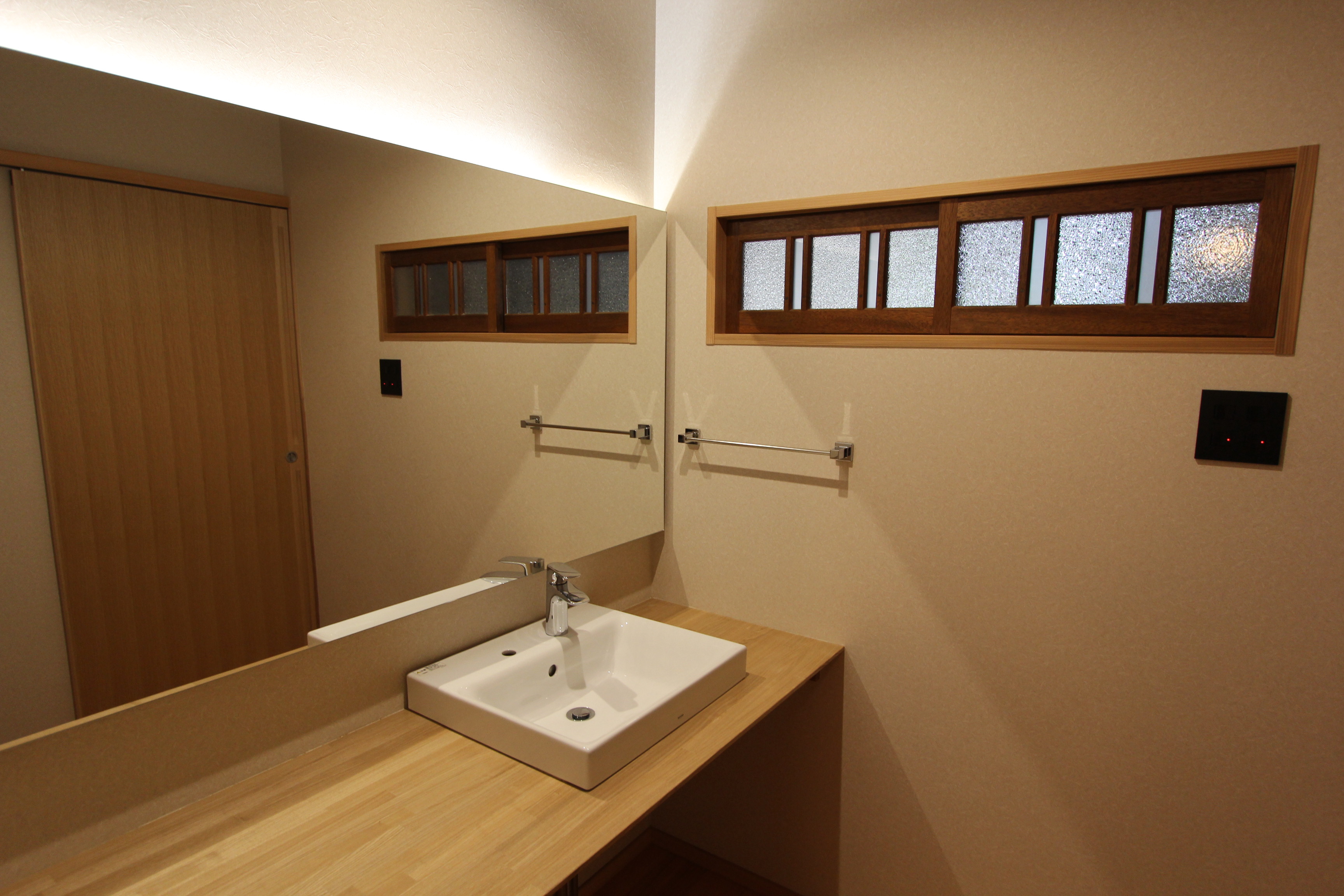 洗面所　広々としたスペースを確保しております。