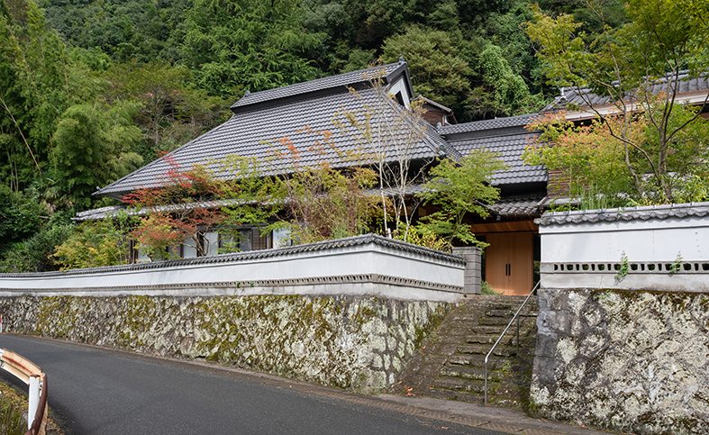 歴史を積み重ねてきた家屋をリノベーションしモダンスタイルへ。