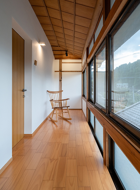２階寝室正面廊下　こちらからは庭の様子や風景を楽しめます。
