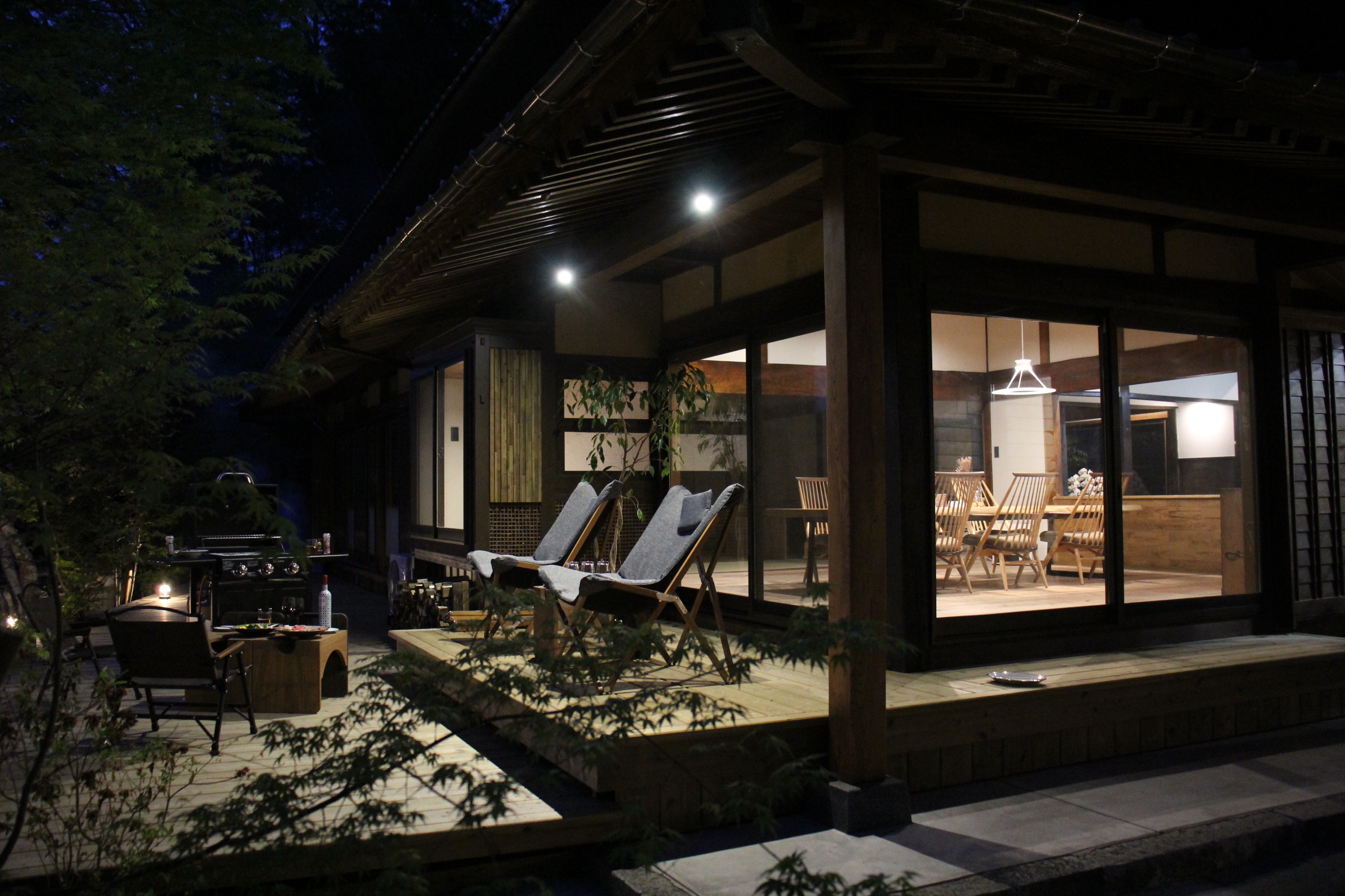 夜のバルコニー