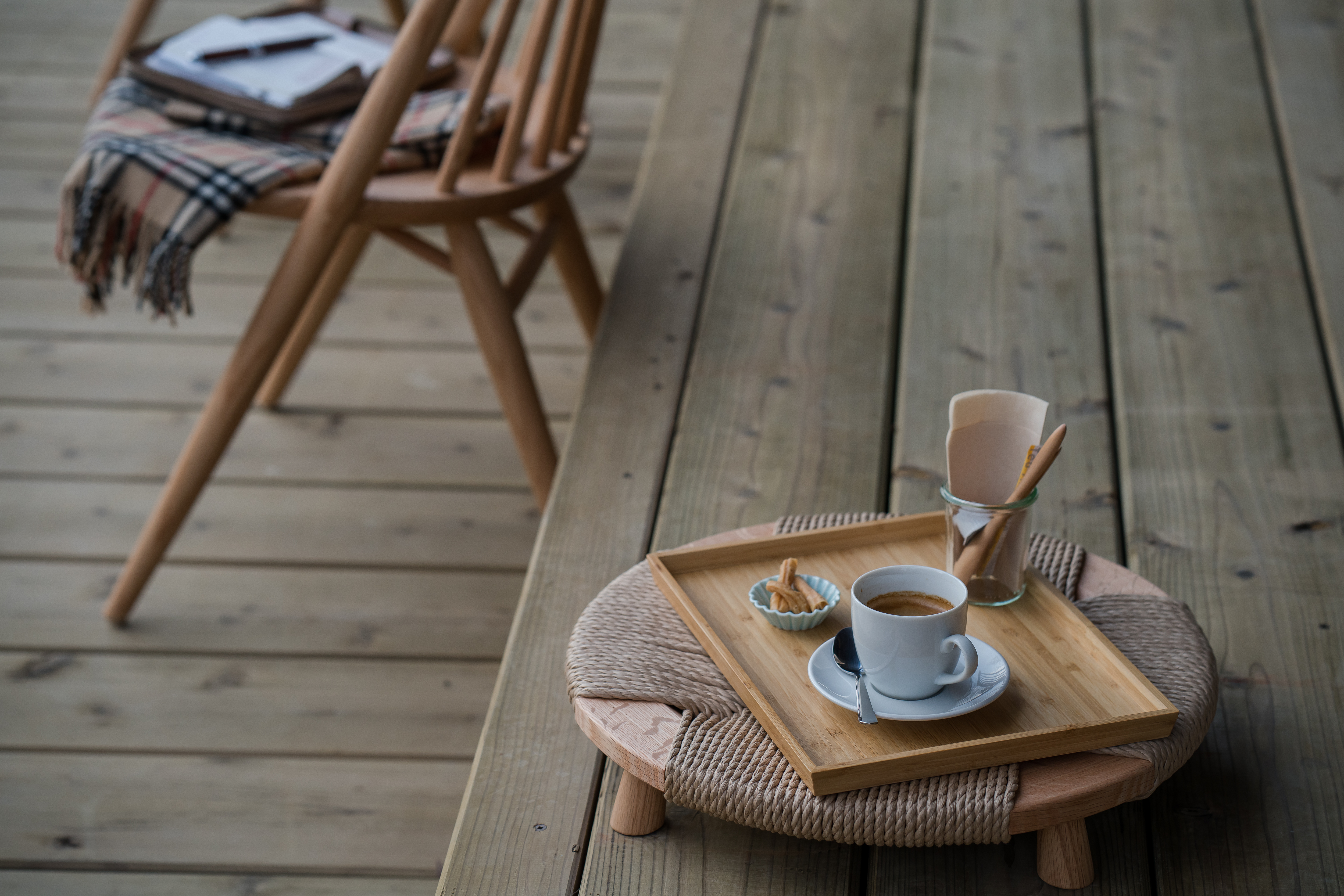 広々デッキでコーヒータイムなど、古民家ステイをお楽しみください。