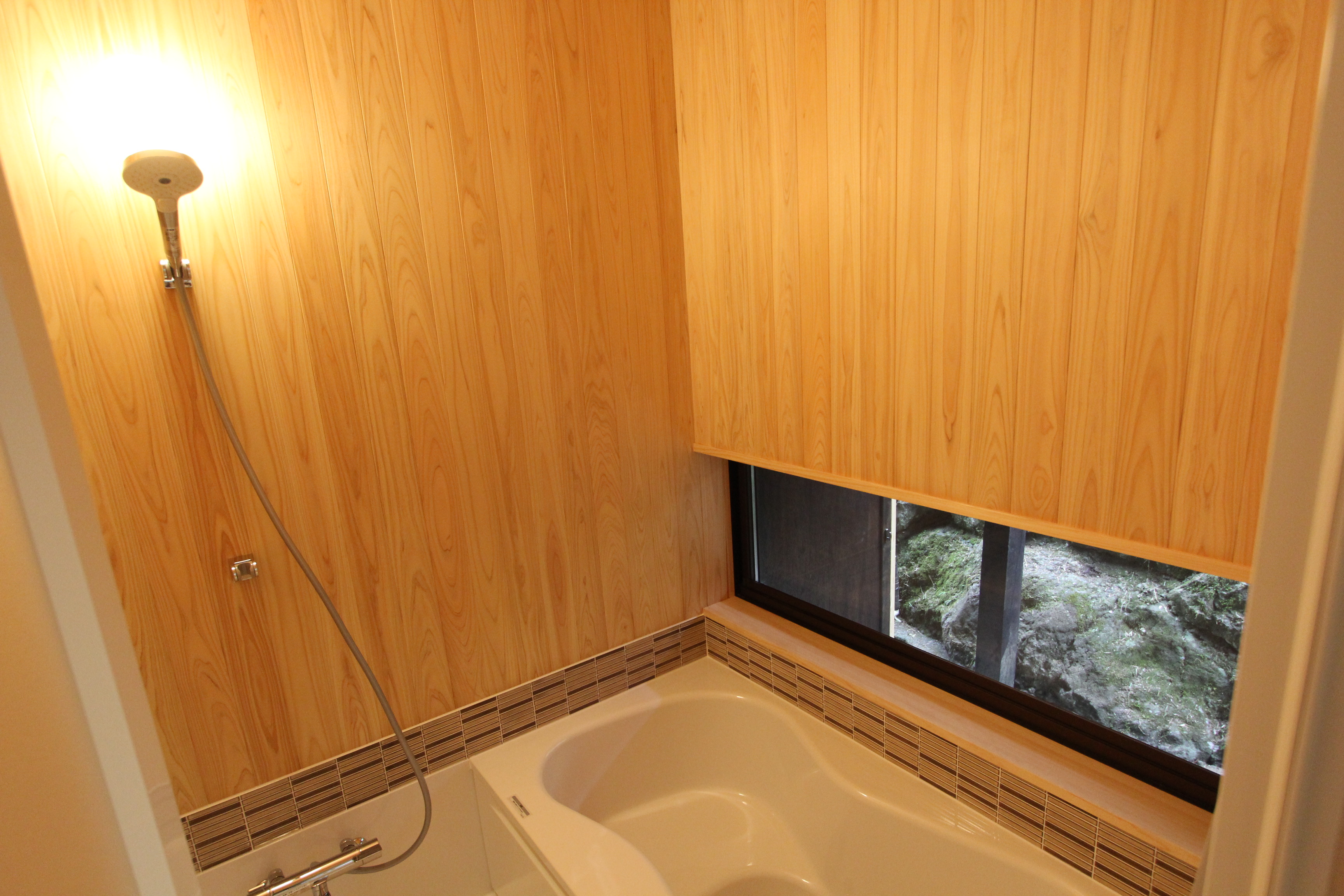 浴室　長旅での疲れを裏庭を眺めながら、ゆっくり浸かって癒してください。