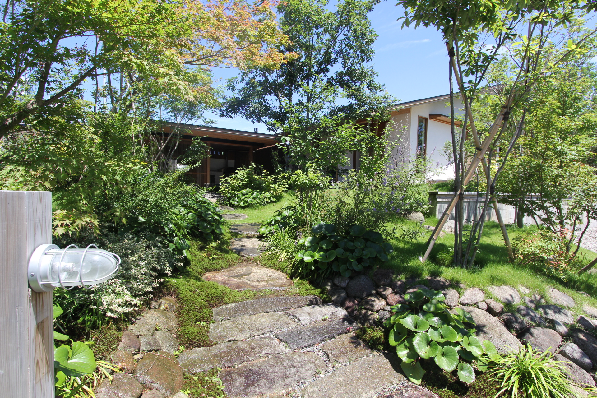 外観2　※正面駐車場から見上げた庭と石畳の自然豊かな玄関への道です。