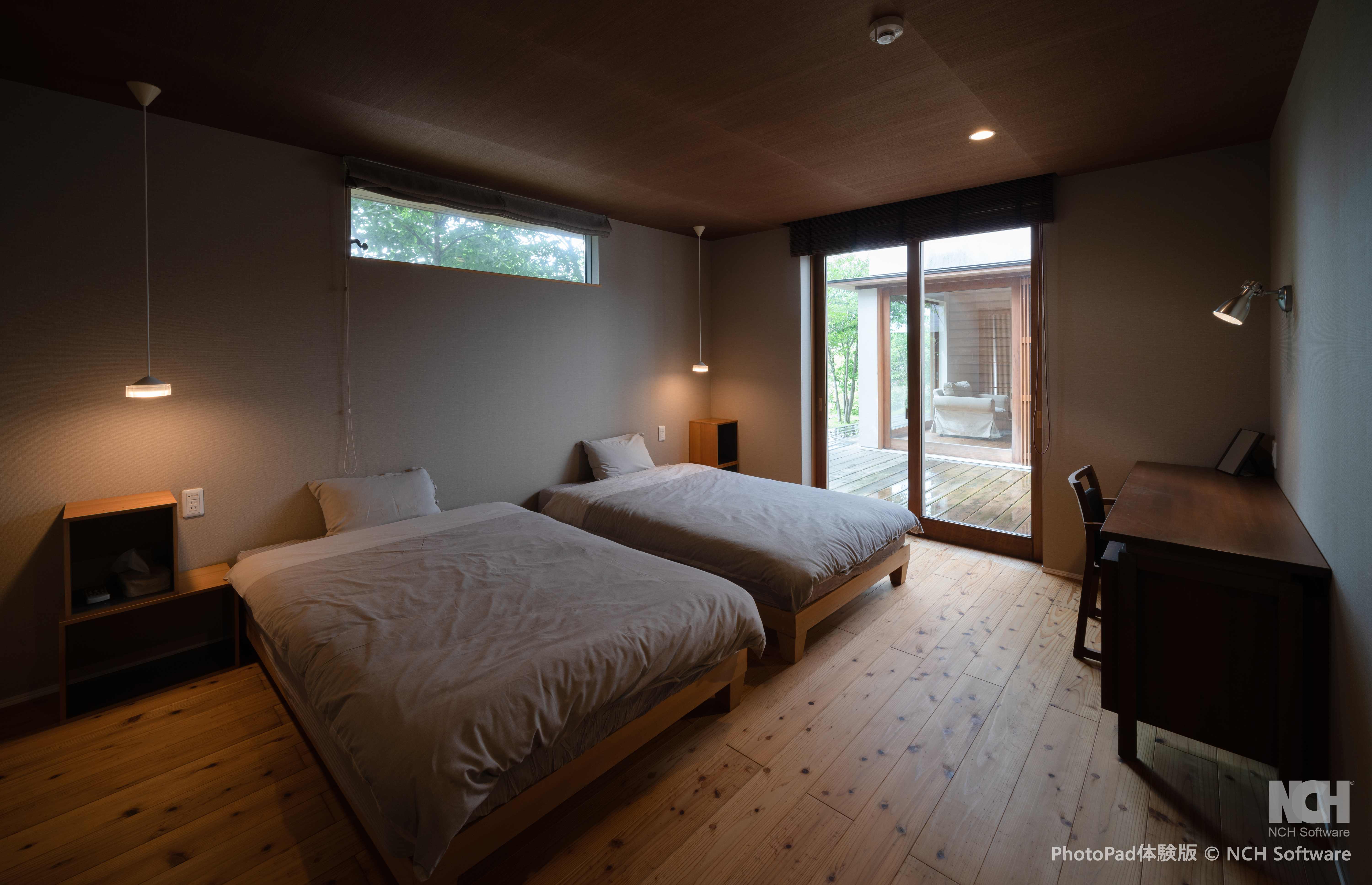 寝室1　※１階ツインルーム。窓の向こう側にはテラスがございます。