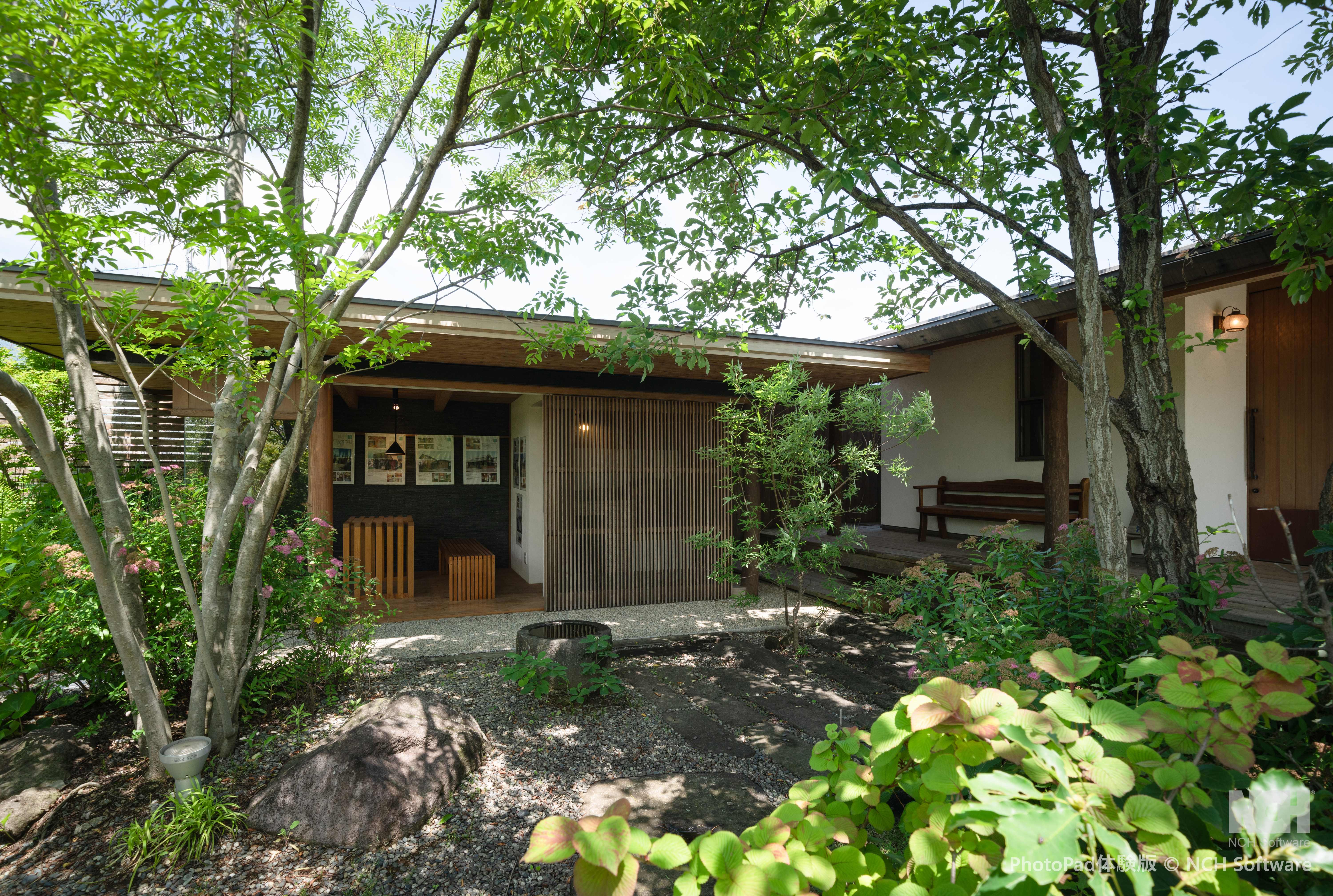 外観5　※木々に囲まれた玄関と離れスペース