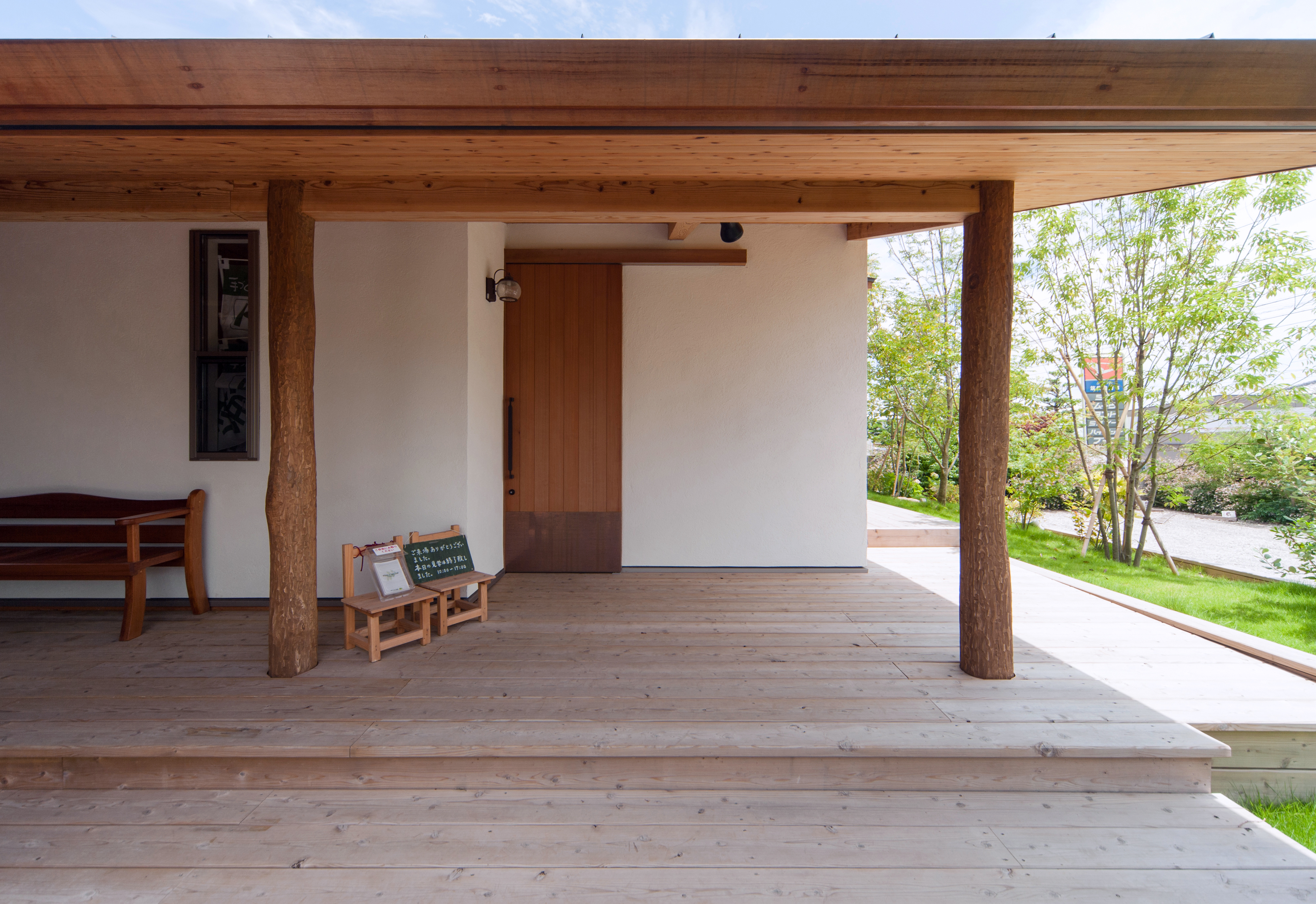 外観3　※広々とした屋根が広がるエントランス。