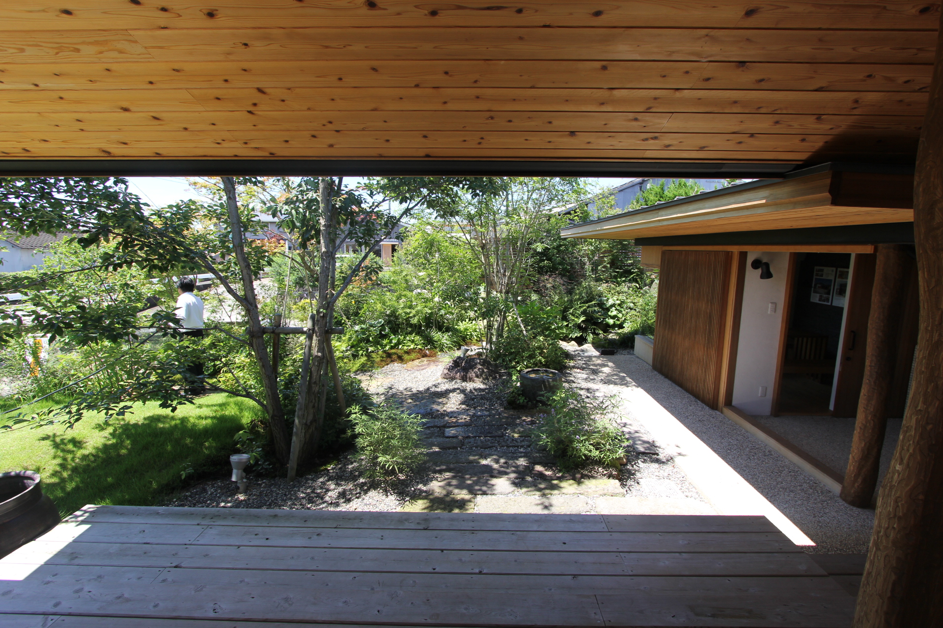 外観6　※季節によって移り変わる草木に囲まれた庭の風景