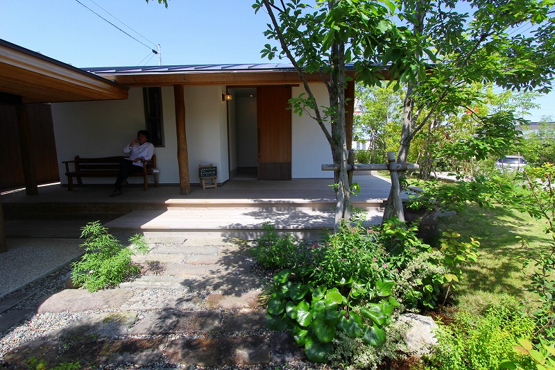 外観7　※エントランス付近にはピザ窯や離れの小屋。ベンチもあるので、こちらでもおくつろぎできます。