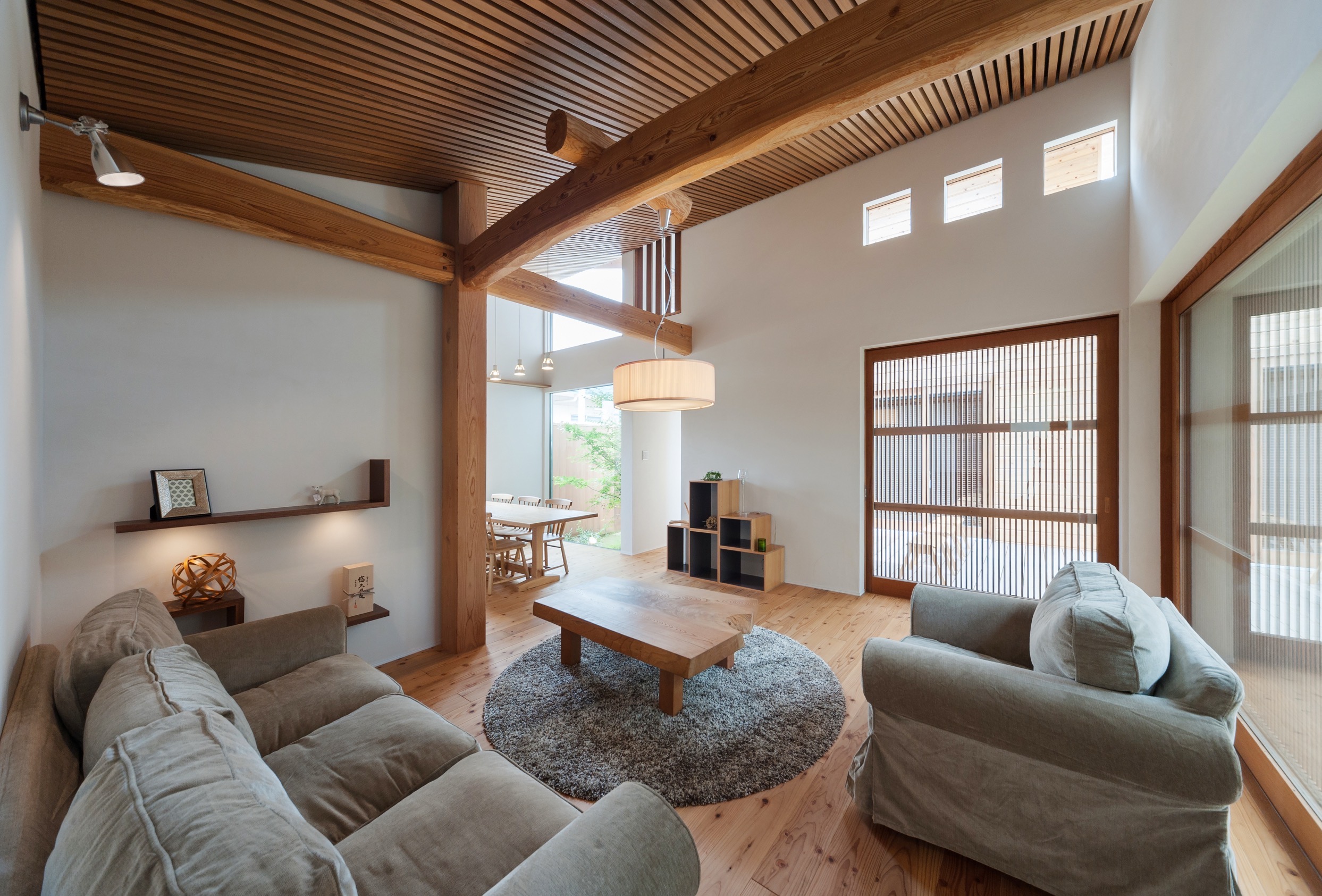 リビング1　※柱も床も壁も触れるところすべてが自然素材です。